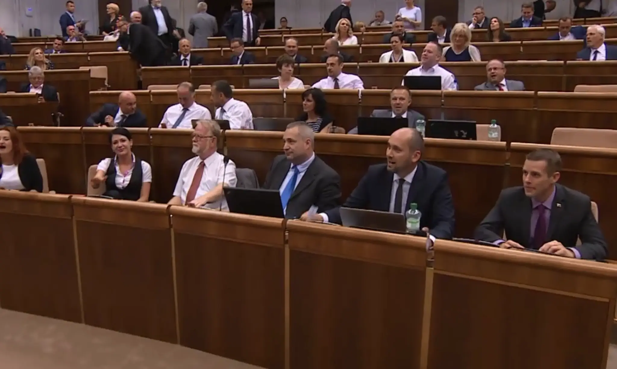 Opoziční poslanci kričia "hanba"