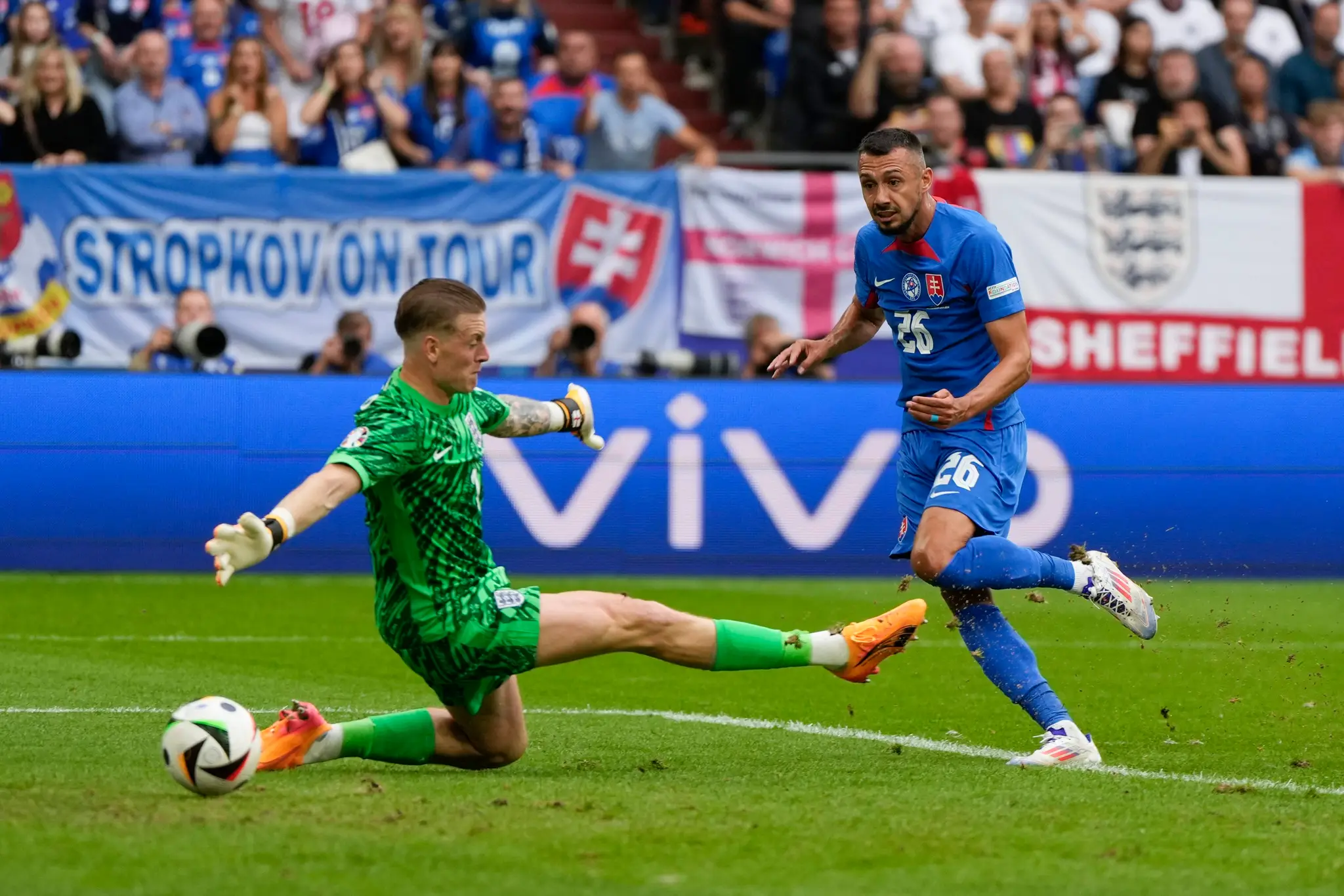 Ivan Schranz strieľa gól Anglicku v osemfinále ME 2024.