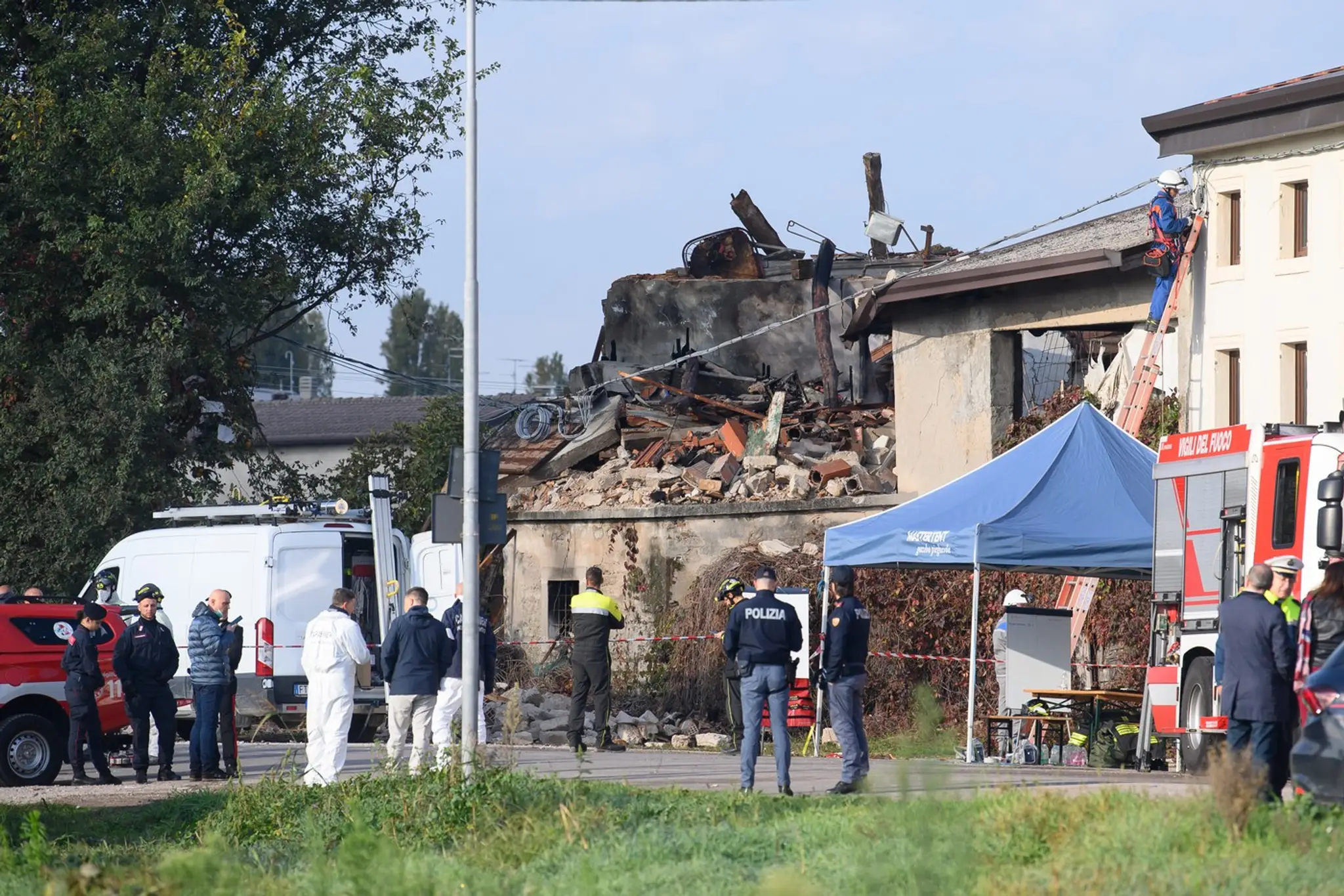 Policajtov zabila nastražená bomba v dome, z ktorého chceli vysťahovať nájomníkov.