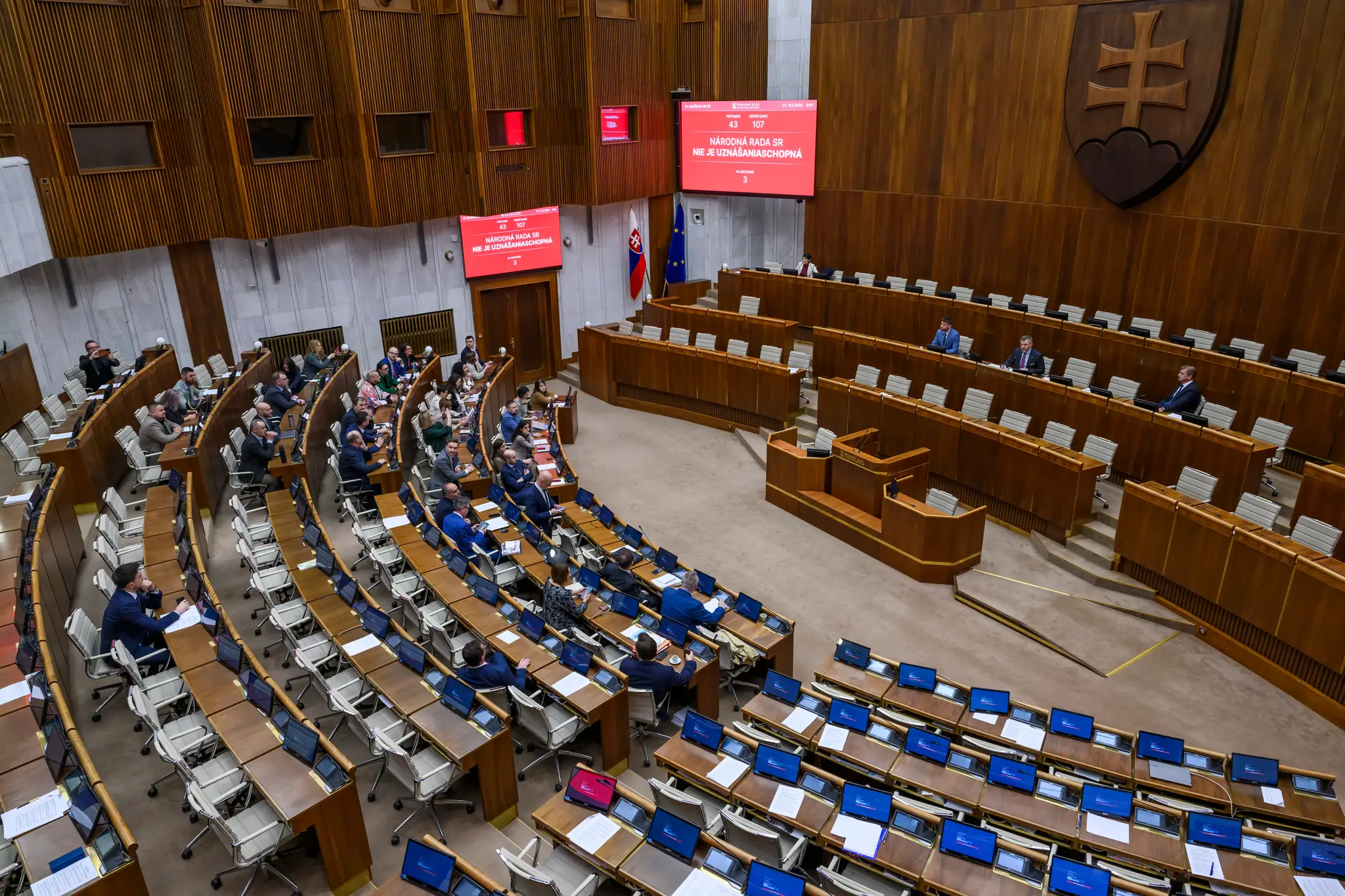 Plénum počas pokusu o otvorenie schôdze NR SR o vyslovení nedôvery ministerke kultúry Martiny Šimkovičovej.