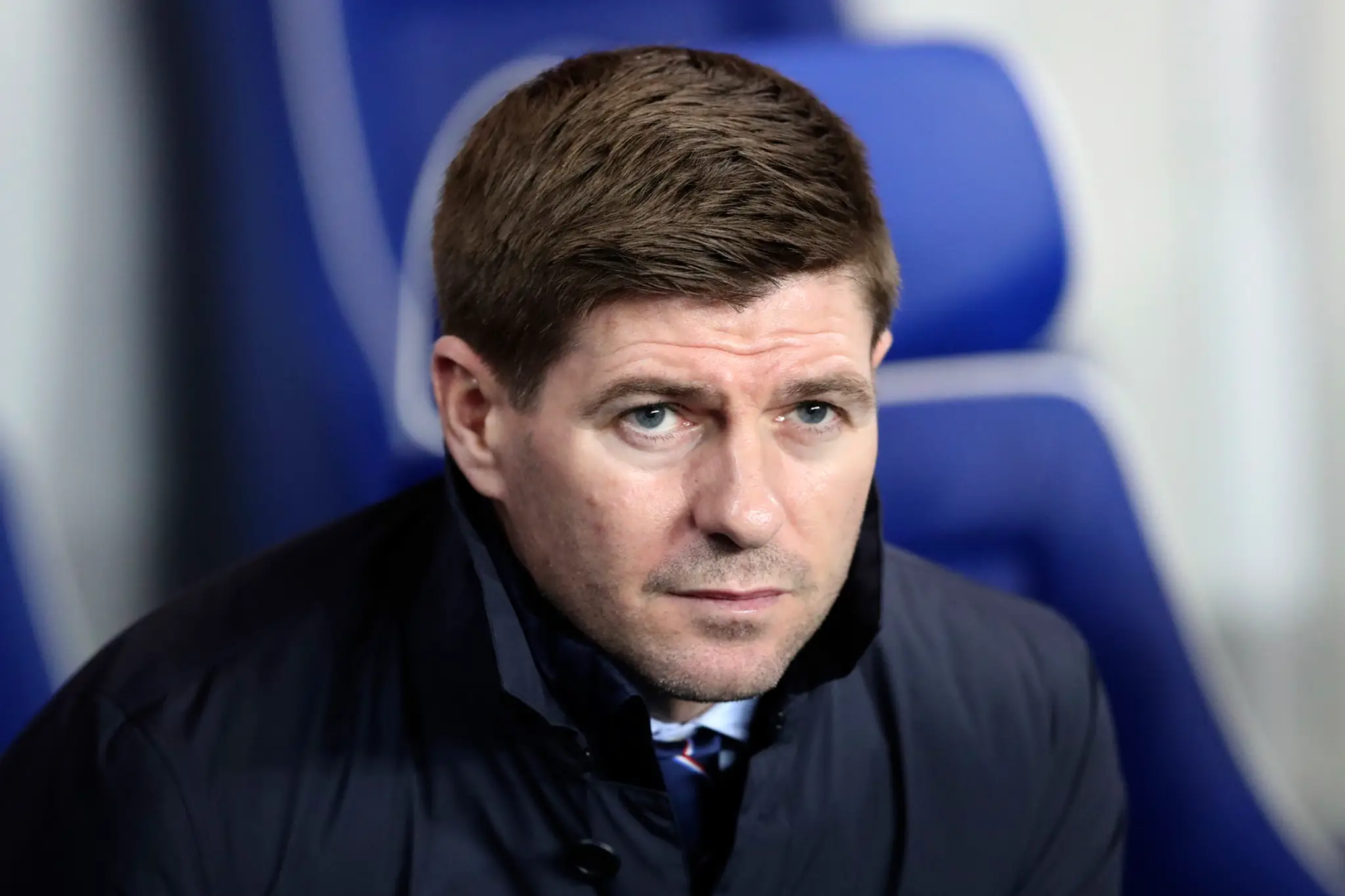 Tréner Steven Gerrard na lavičke Glasgowu Rangers.