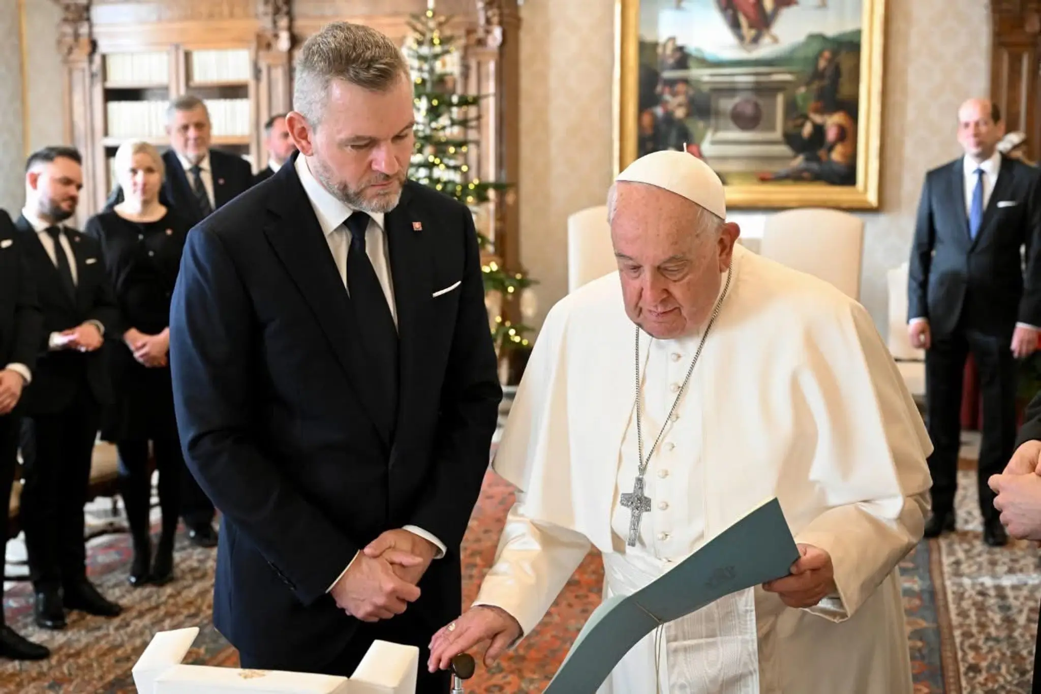 Prezident SR Peter Pellegrini (vľavo) a pápež František počas súkromnej audiencie vo Vatikáne v pondelok 9. decembra 2024. 