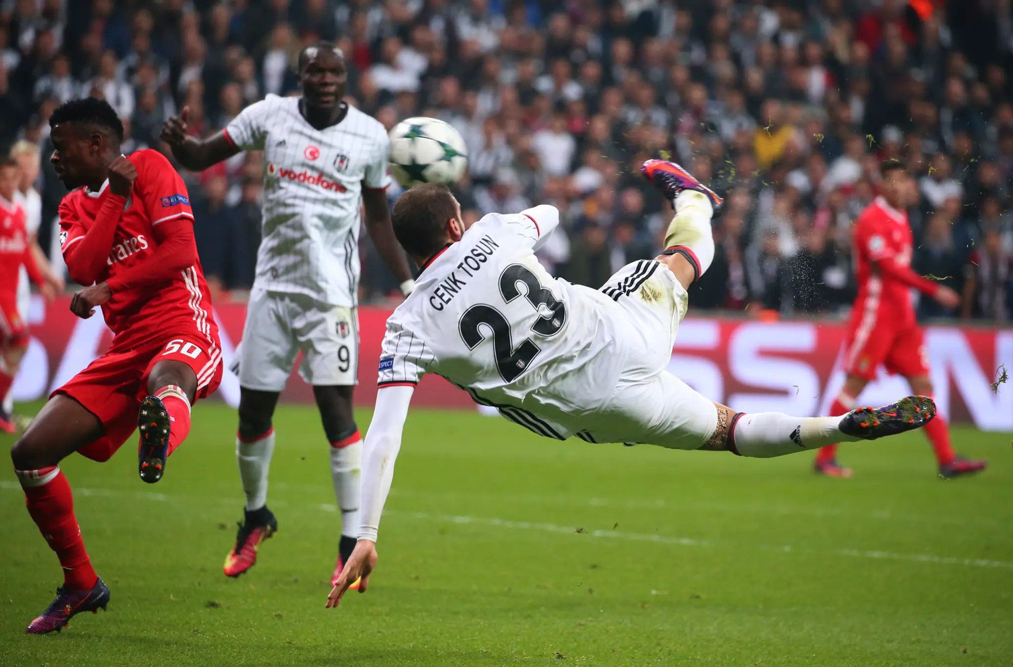 Cenk Tosun z Besiktasu exportným gólom upravuje stav duelu LM proti Benfice Lisabon.