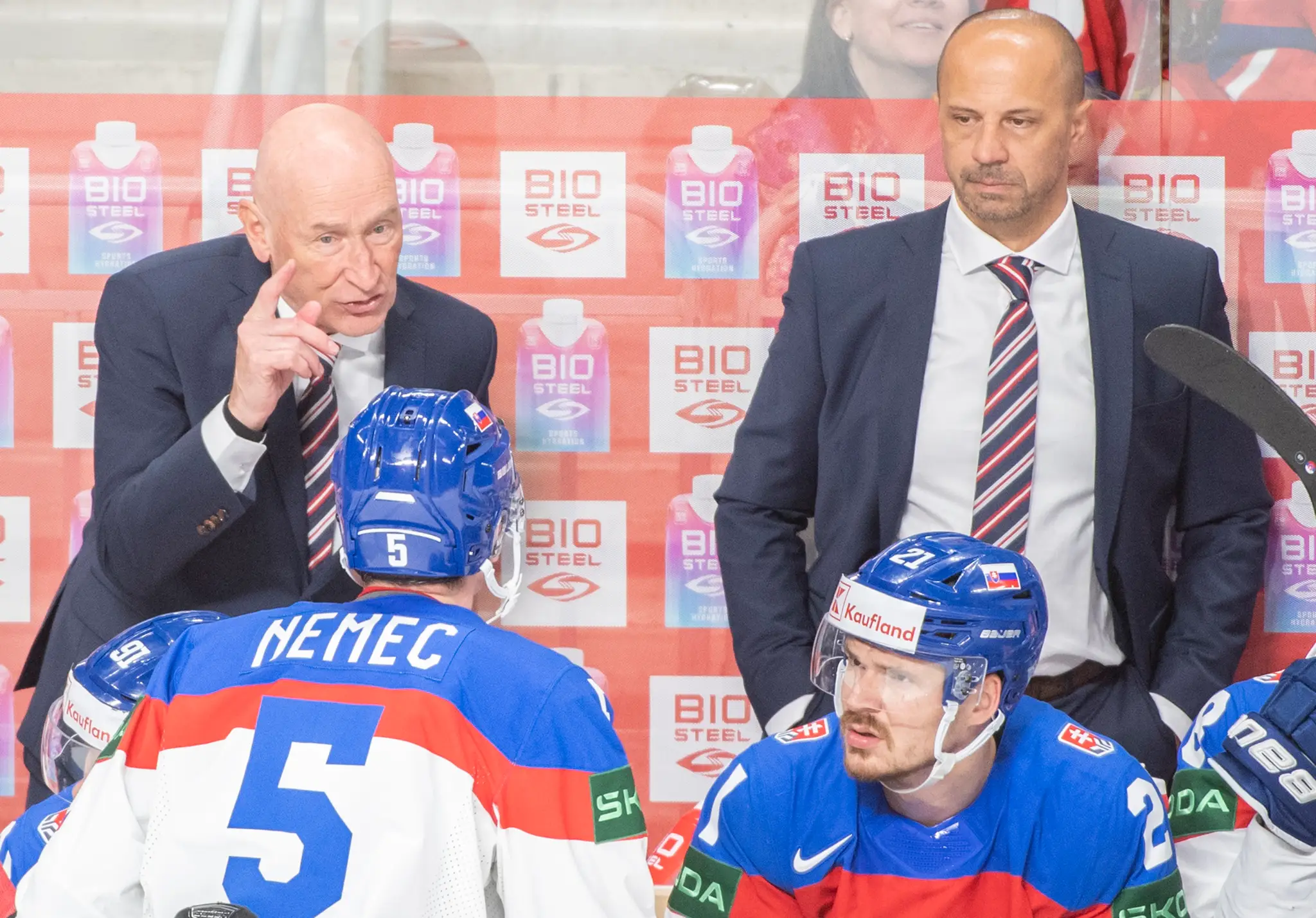 Slovenská striedačka - vľavo hore tréner hokejistov Slovenska Craig Ramsay, vpravo hore asistent trénera Ján Pardavý, vľavo dole Šimon Nemec a vpravo dole Miloš Kelemen v zápase s Nórskom na MS 2023.