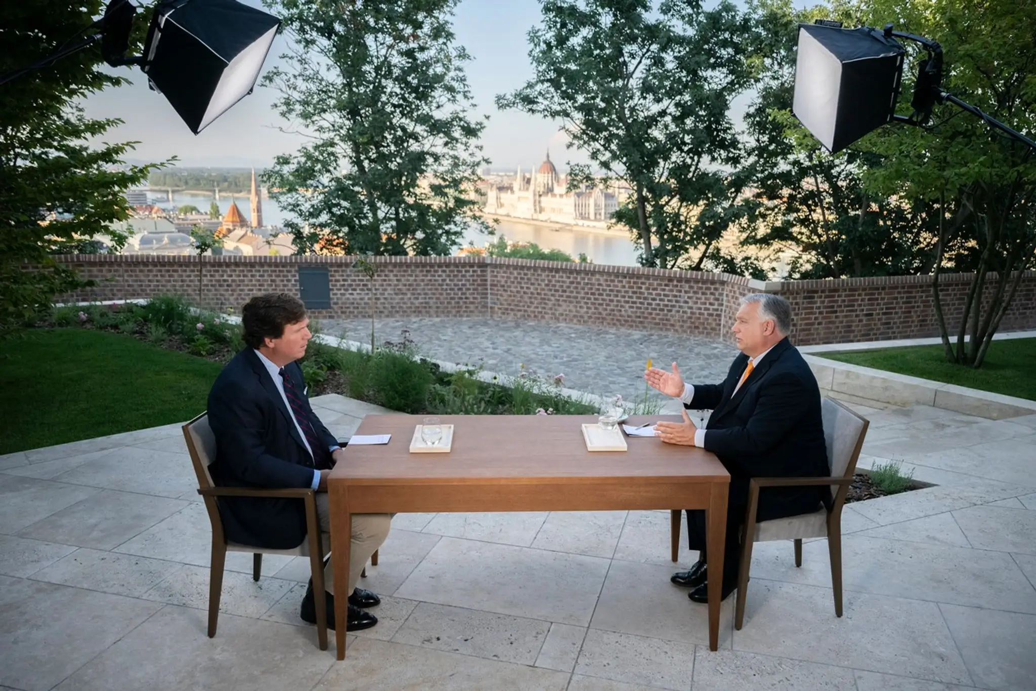 Tucker Carlson a Viktor Orbán počas rozhovoru.