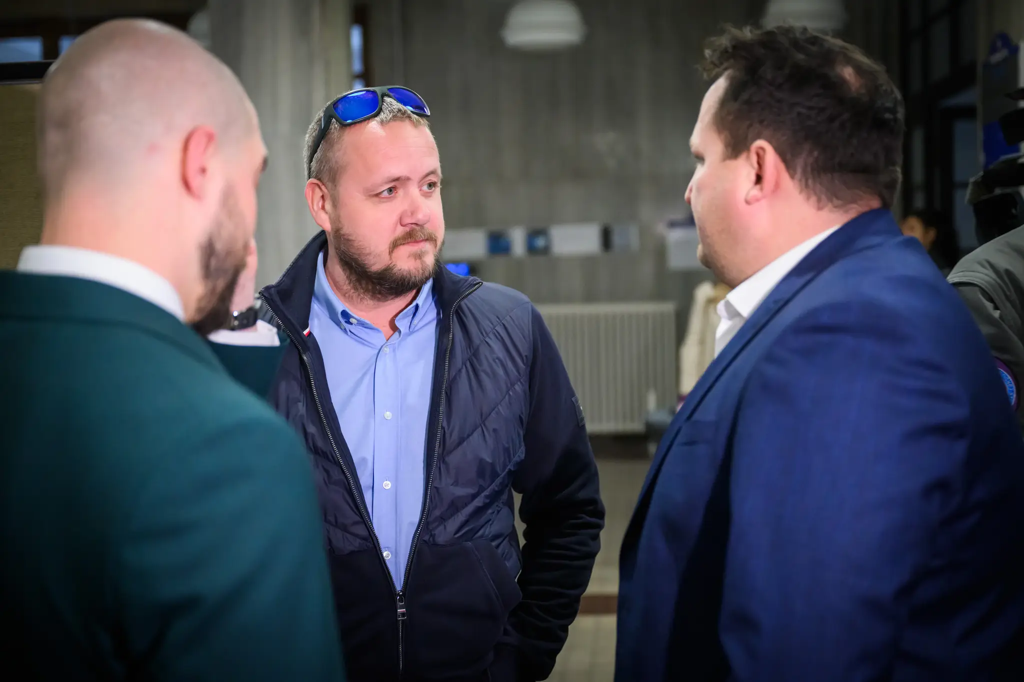 Na snímke zľava obhajca obvinených Ján Dulovič,  obvinení Ján Č. a Pavol Ď. prichádzajú do pojednávacej miestnosti na Krajský súd v Bratislave 