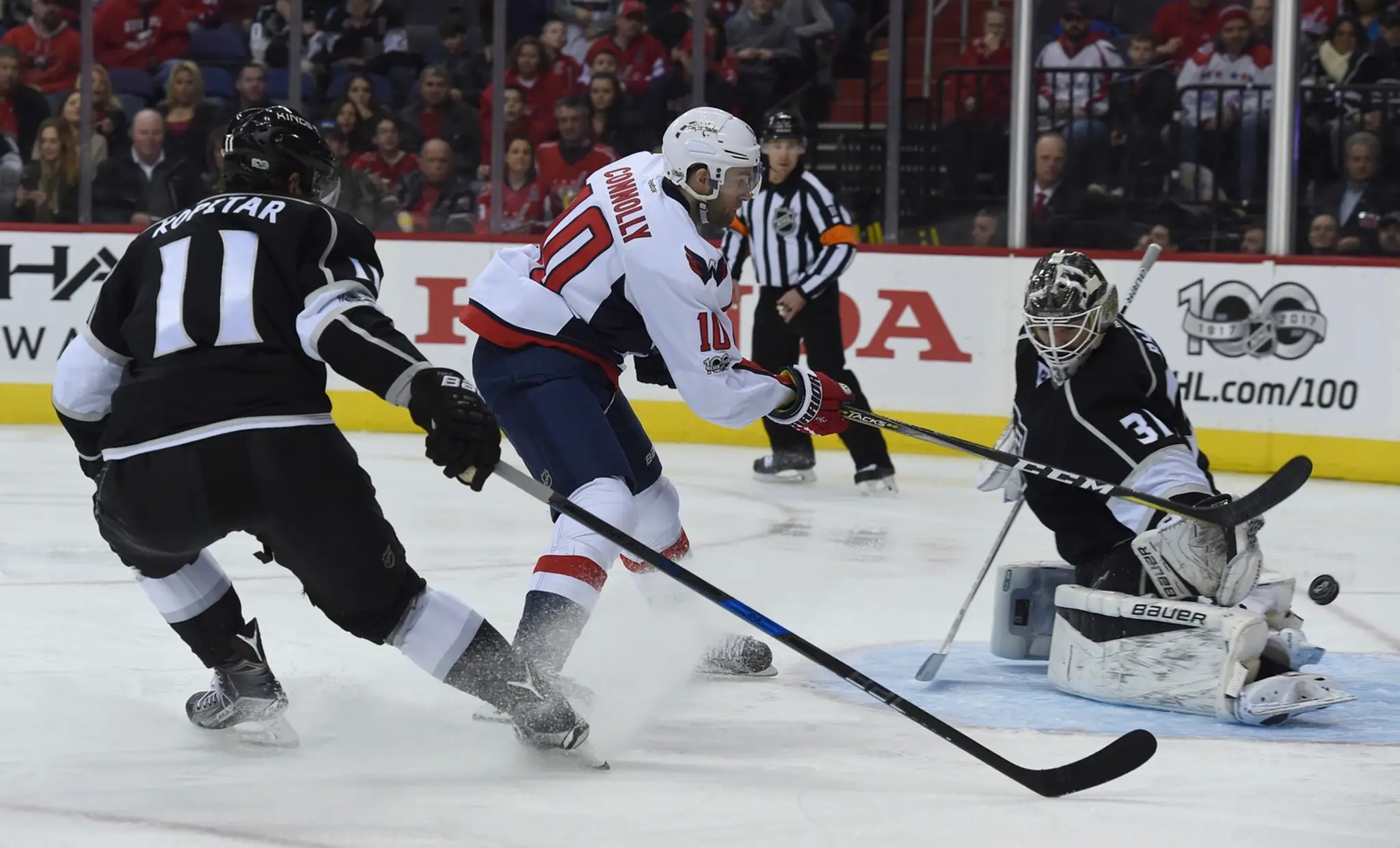 Brett Connolly (Washington Capitals) strieľa gól Petrovi Budajovi (LA Kings).