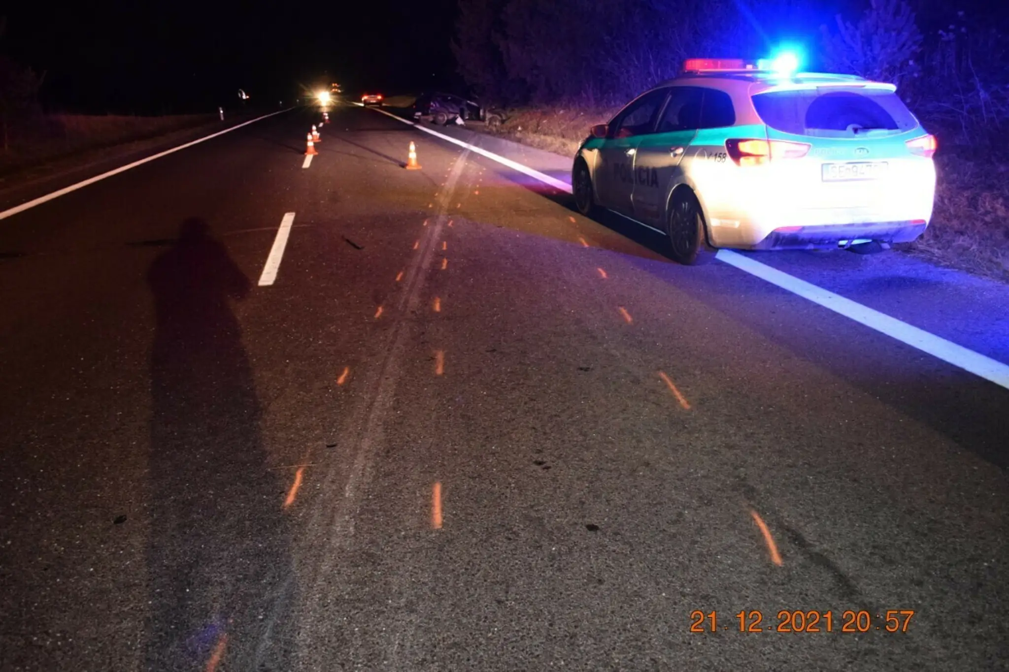 Auto po nehode, ktoré šoféroval 14-ročný nevodič medzi obcami Čáry a Kúty.