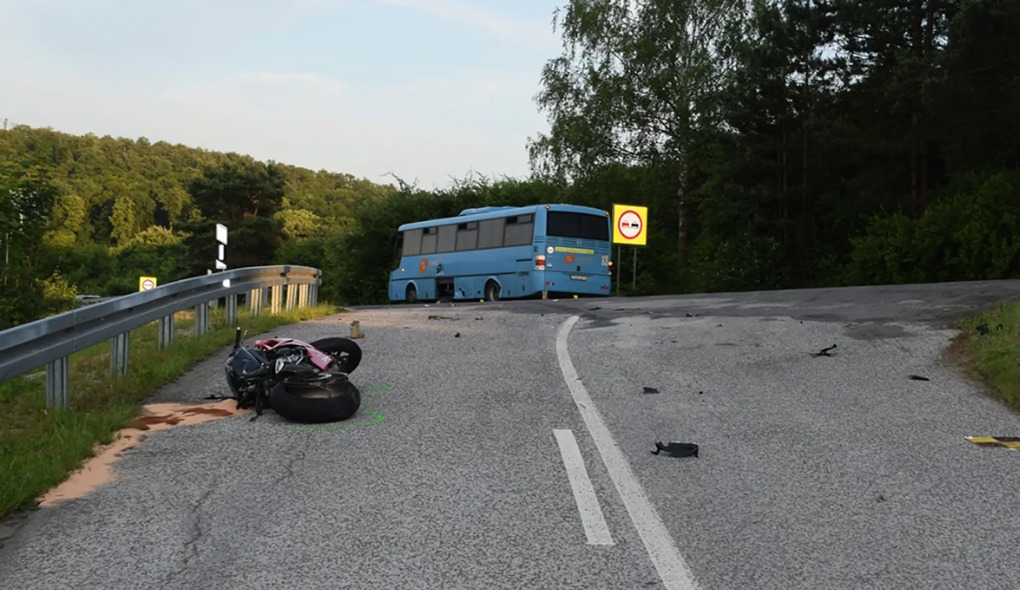 Na snímke motorka a autobus po zrážke.