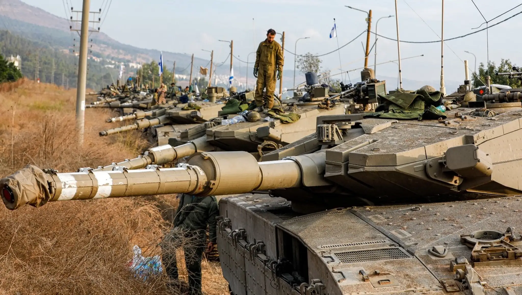 Izraelské tanky Merkava pri hraniciach s Pásmom Gazy.