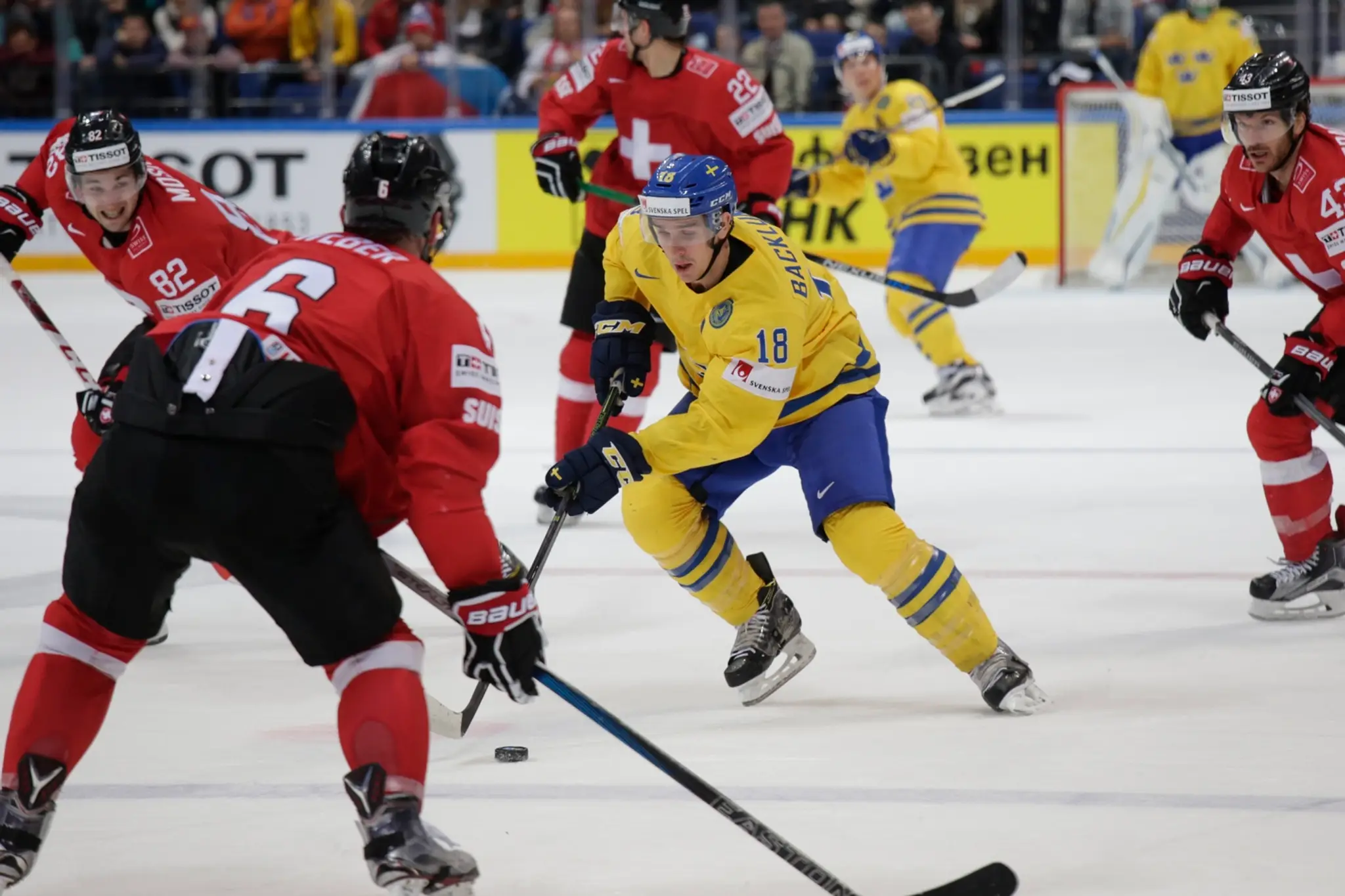 Švédsky reprezentant Mikael Backlund v akcii v zápase so Švajčiarskom.