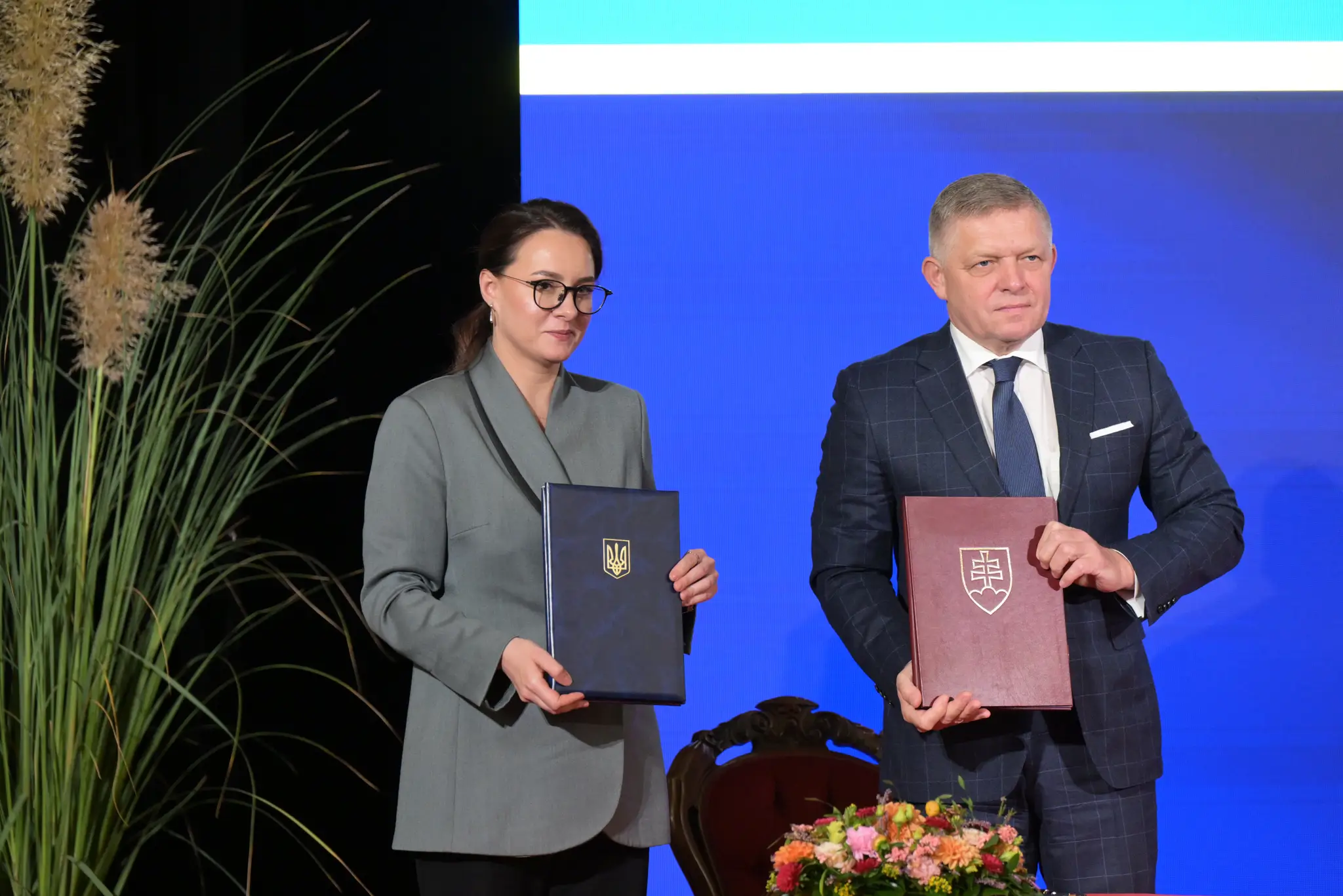 Na snímke zľava predsedníčka vlády Ukrajiny Julija Svyrydenková a predseda vlády SR Robert Fico,