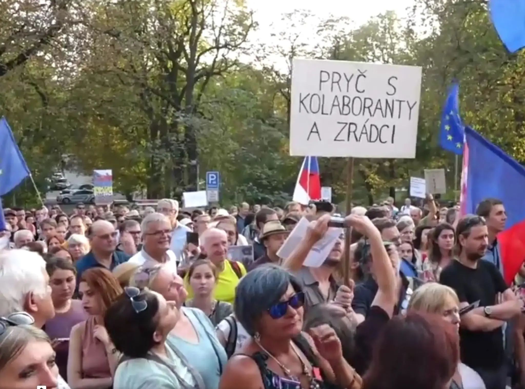 Protest pred ruskou ambasádou v Prahe.