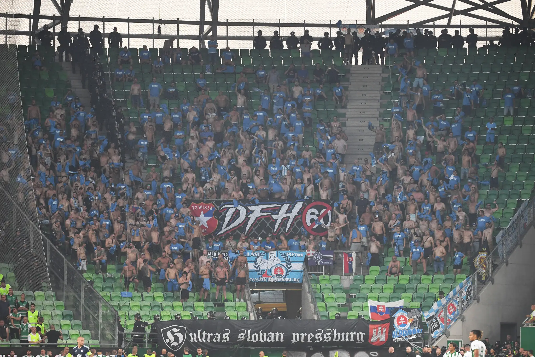 Fanúšikovia Slovana povzbudzujú počas úvodného zápasu 2. predkola Ligy majstrov na pôde Ferencvárosu.