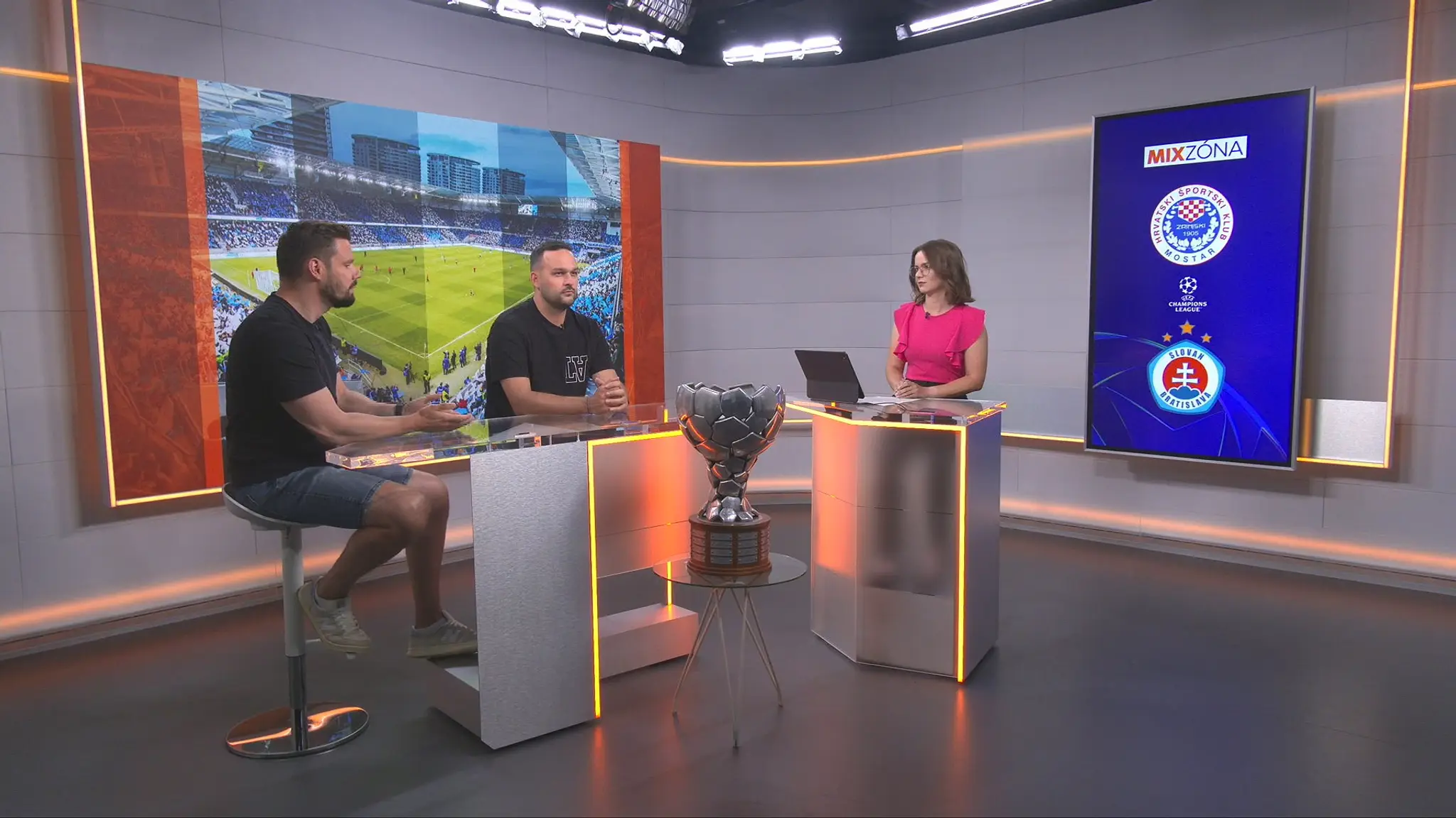 Komentátori Marek Arpáš a Andrej Zvolenský v štúdiu TN live.