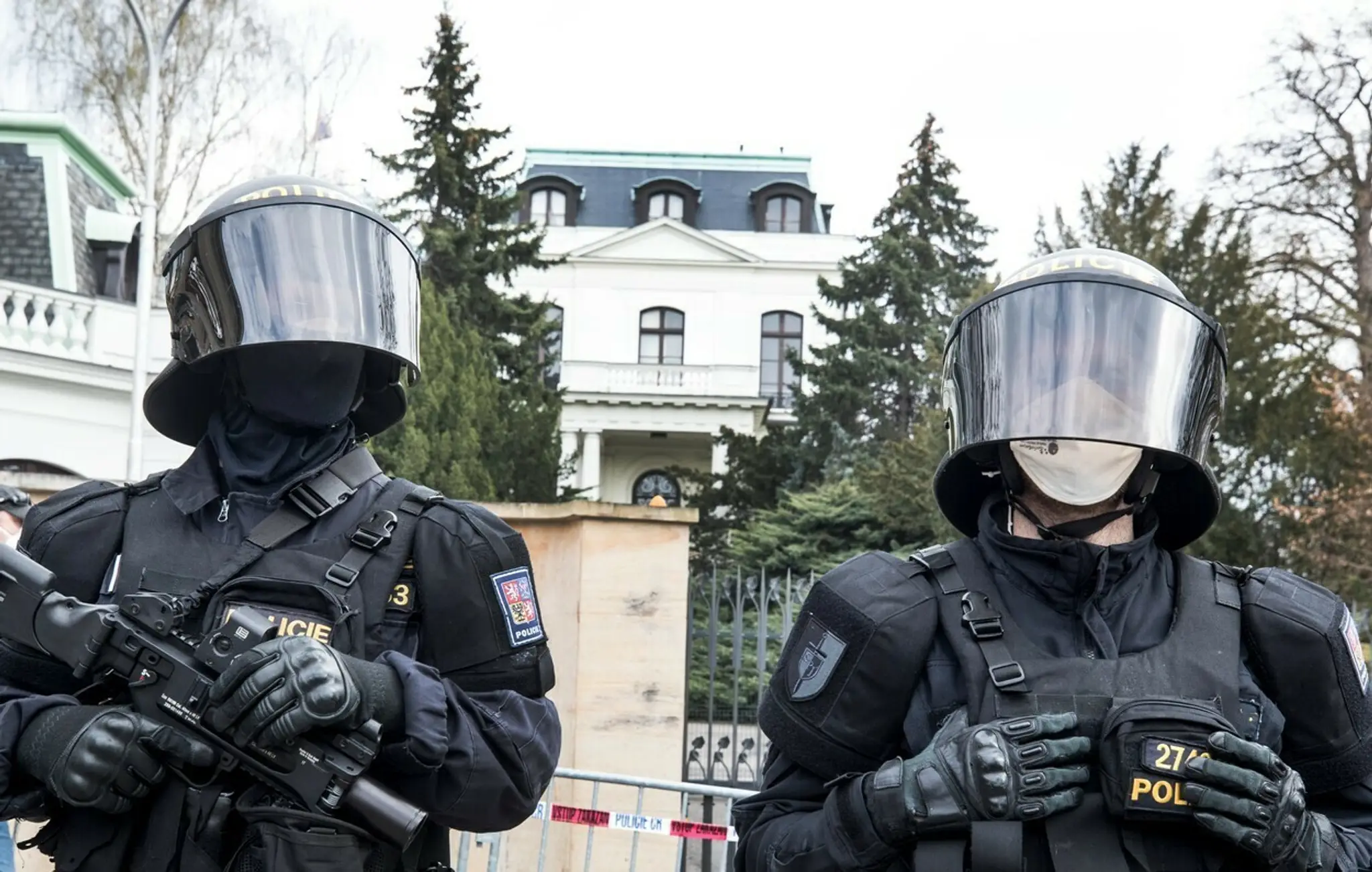 Policajní ťažkoodenci pred ruskou ambasádou v Prahe.