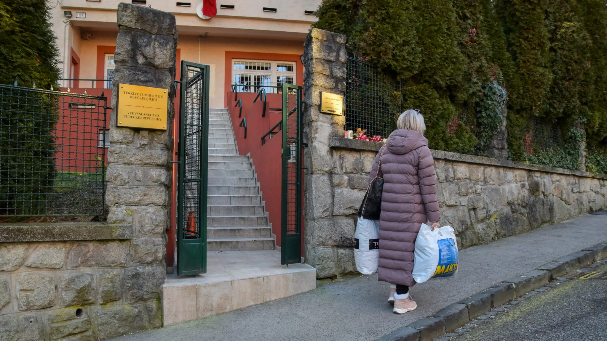 Ľudia nosia na Veľvyslanectvo Tureckej republiky materiálnu pomoc.