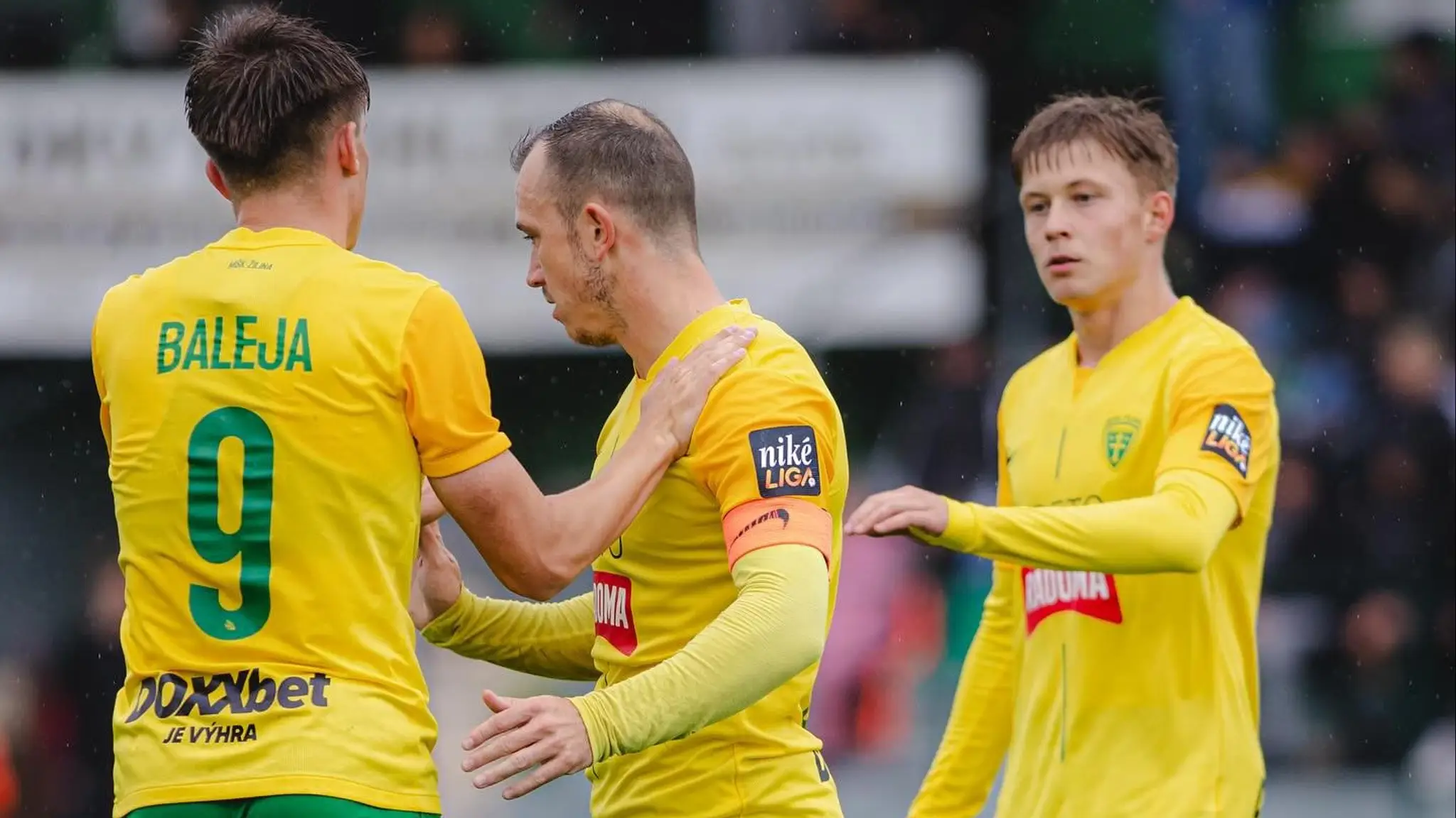 Futbalisti Žiliny sa radujú z gólu. (cropped)