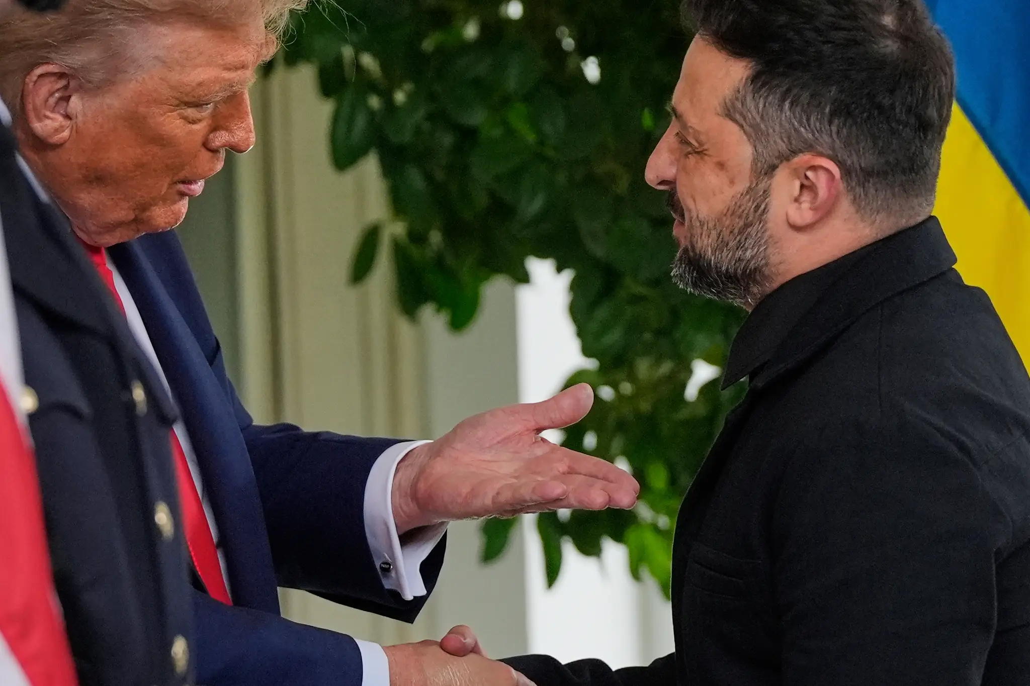 Americký prezident Donald Trump (vľavo) a ukrajinský prezident Volodymyr Zelenskyj.