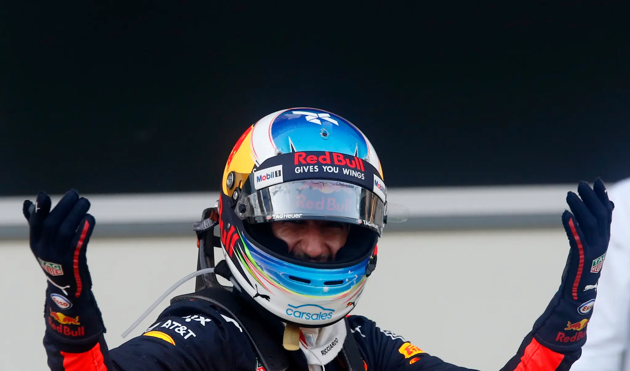 Austrálsky pilot zo stajne Red Bull Daniel Ricciardo oslavuje víťazstvo VC Azerbajdžanu.
