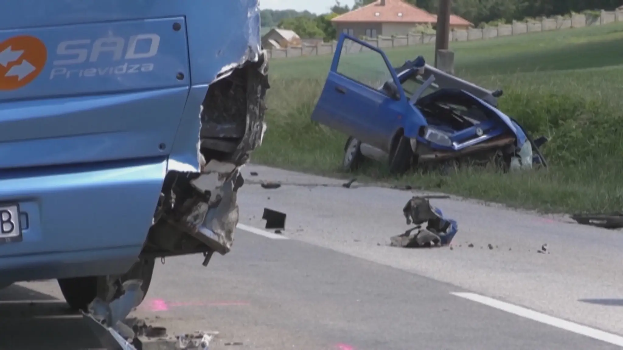 Zrážka autobusu s autom pri Partizánskom.