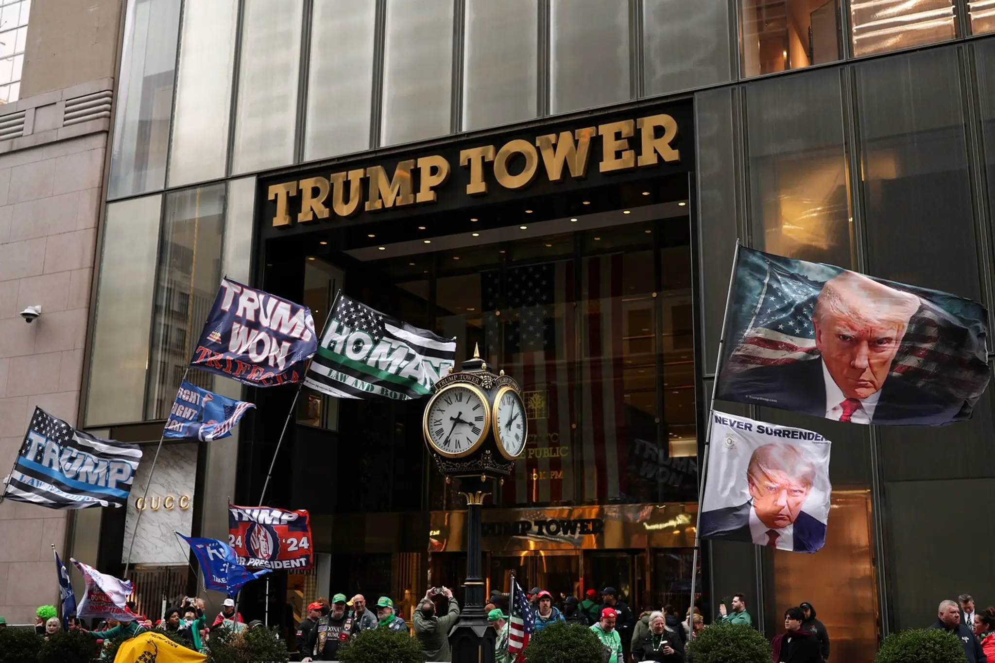 Podporovatelia Donalda Trumpa pred jeho mrakodrapom v New Yorku.