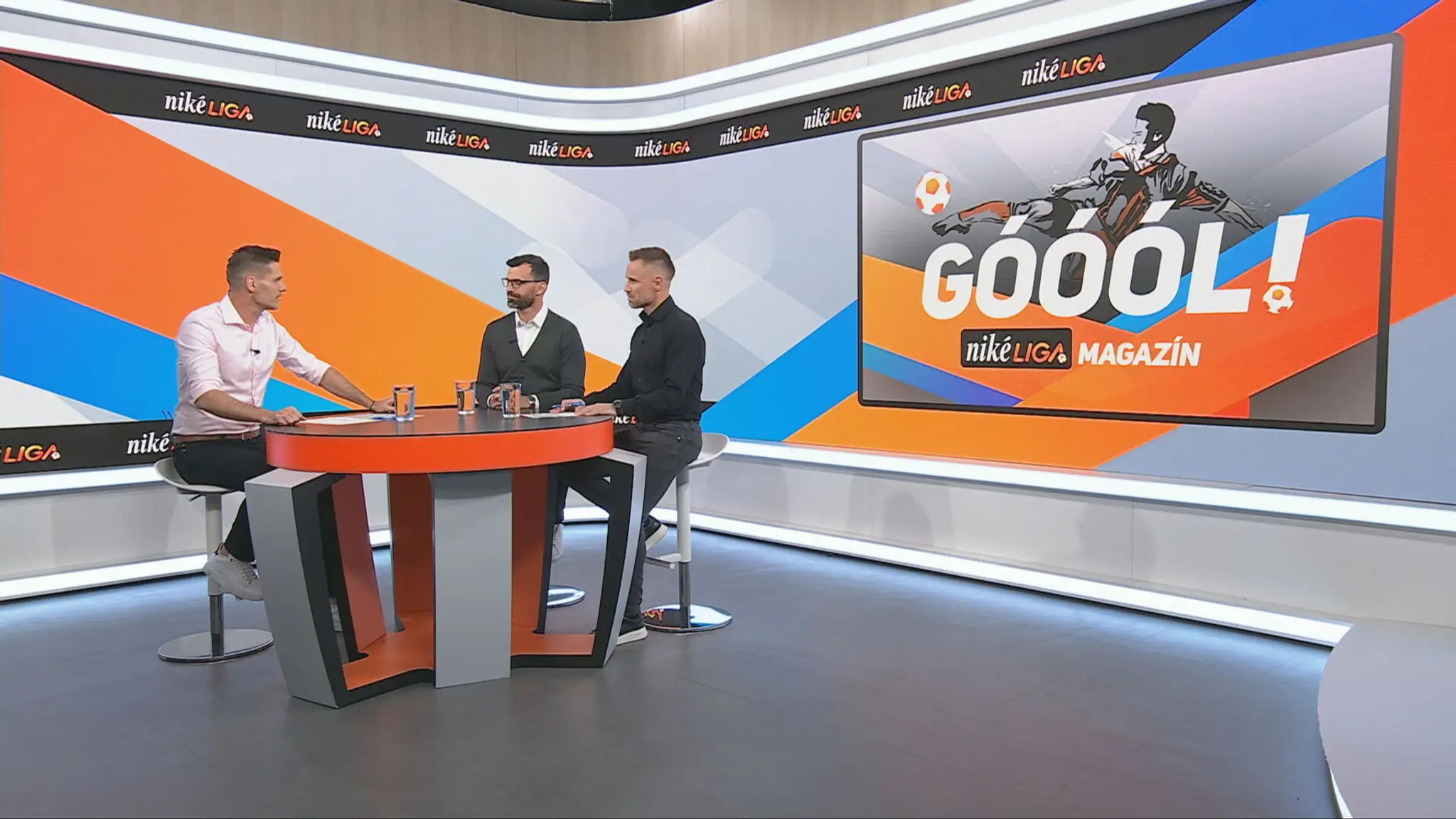 Moderátor Marián Tomčák a futbaloví experti Martin Mikulič a Stanislav Angelovič.