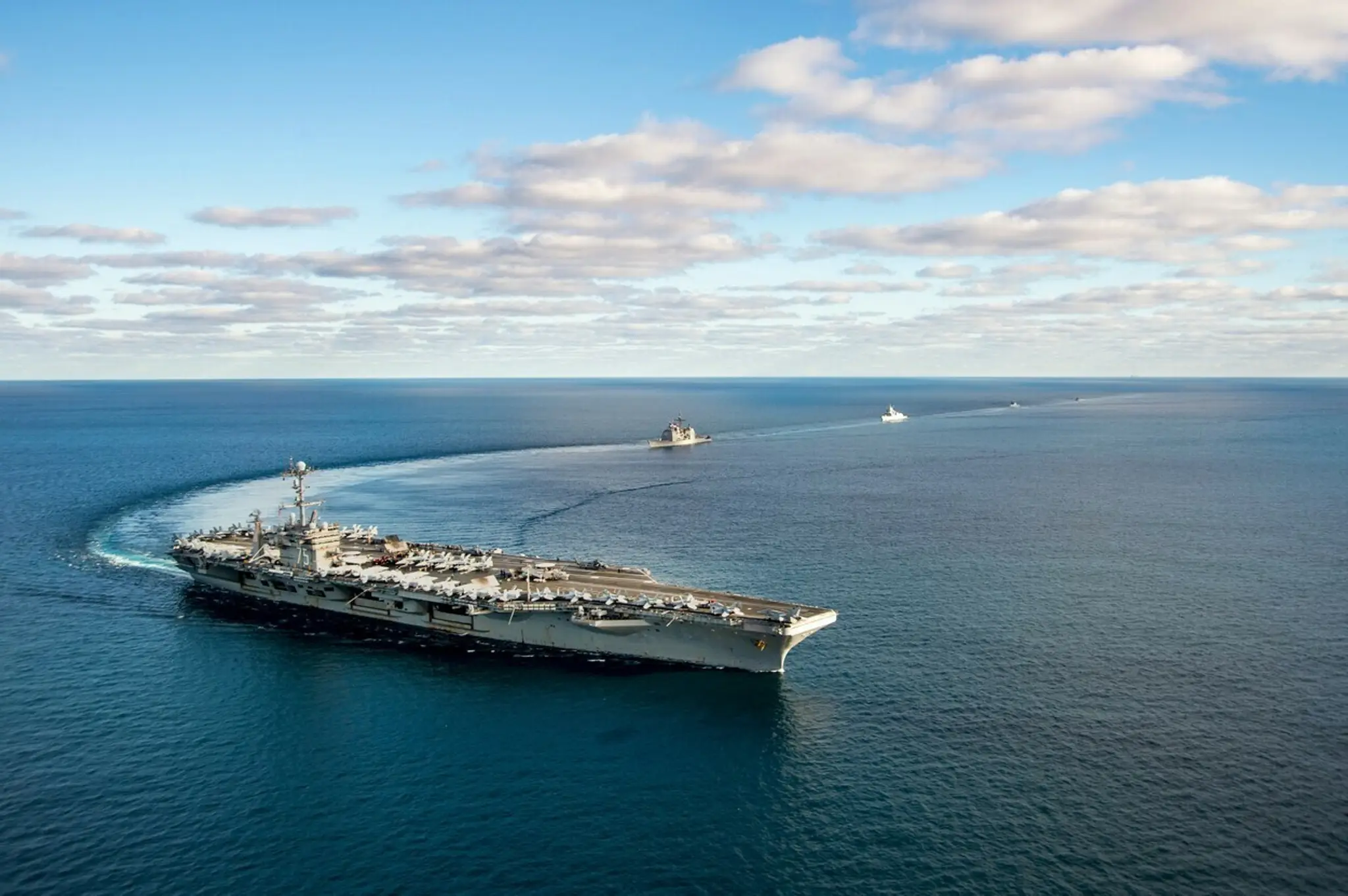 Lietadlová loď USS Harry S. Truman a sprievodné plavidlá počas plavby pri pobreží Tuniska.