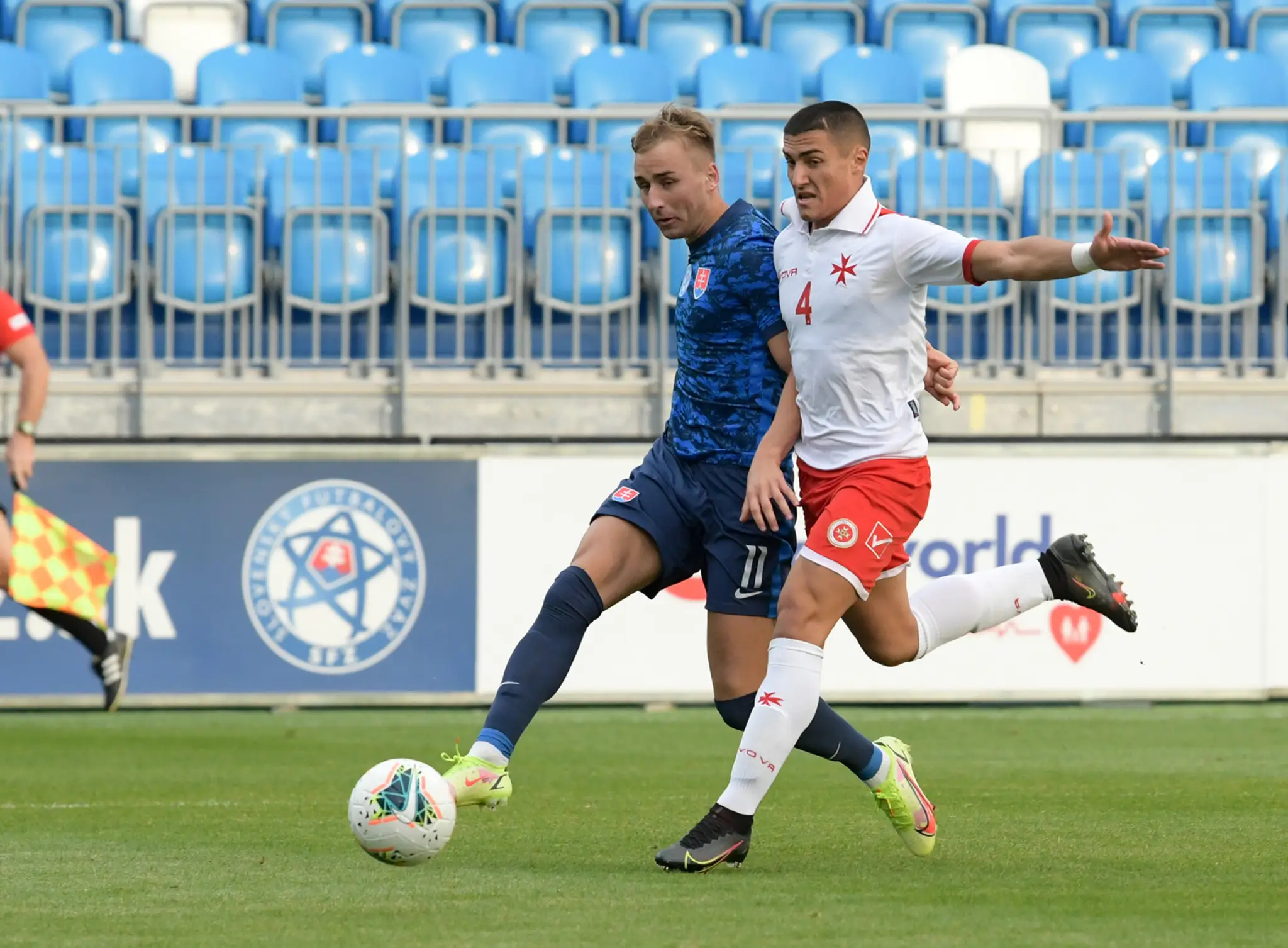 Matej Trusa v súboji v zápase kvalifikácie proti Malte.