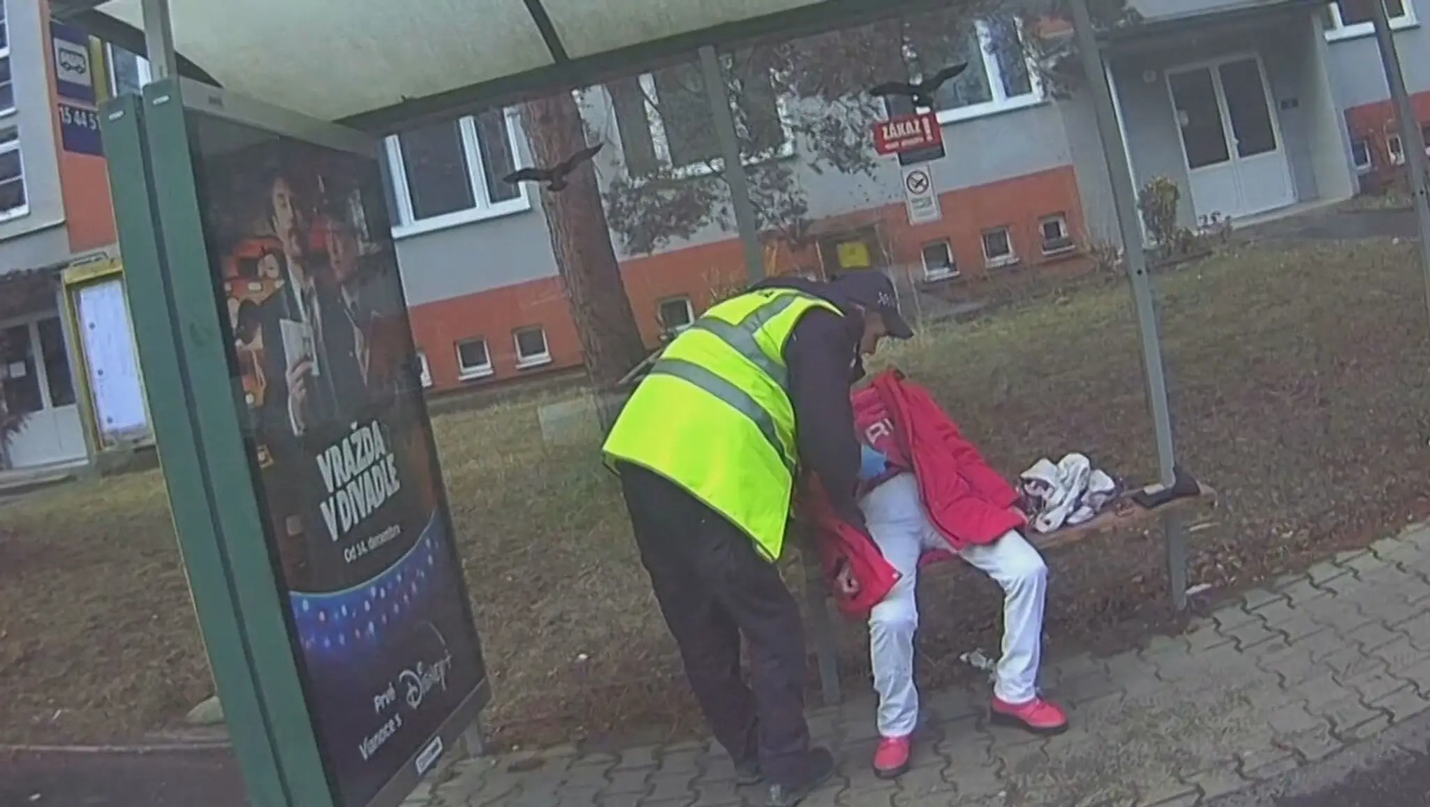 Policajt ratuje ženu.