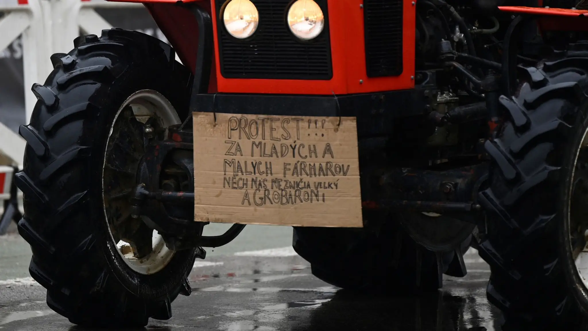 Slovenskí poľnohospodári protestujú.