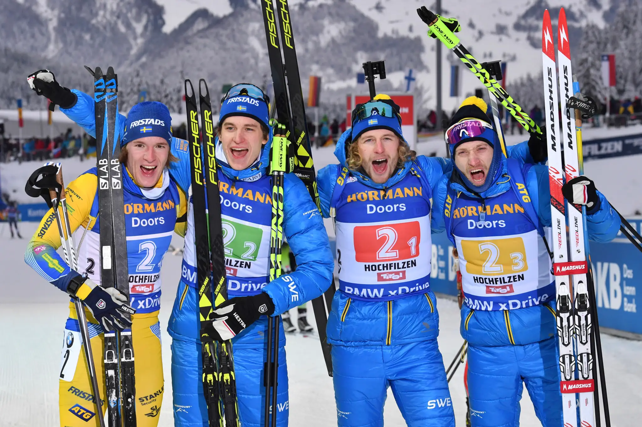 Švédski biatlonisti, zľava Sebastian Samuelsson, Martin Ponsiluoma, Pepe Femling a Torstein Samuelsson oslavujú triumf v Hochfil