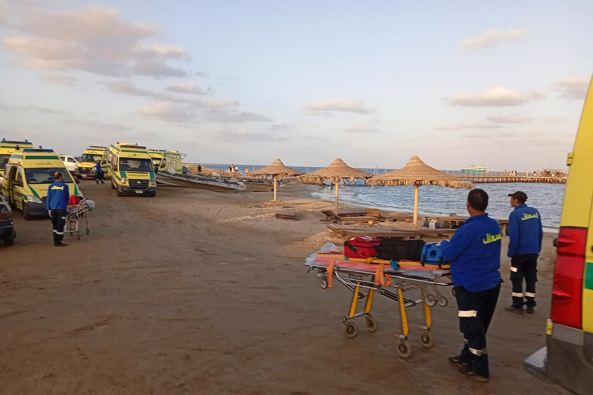 Záchranári na pláži Marsa Alam