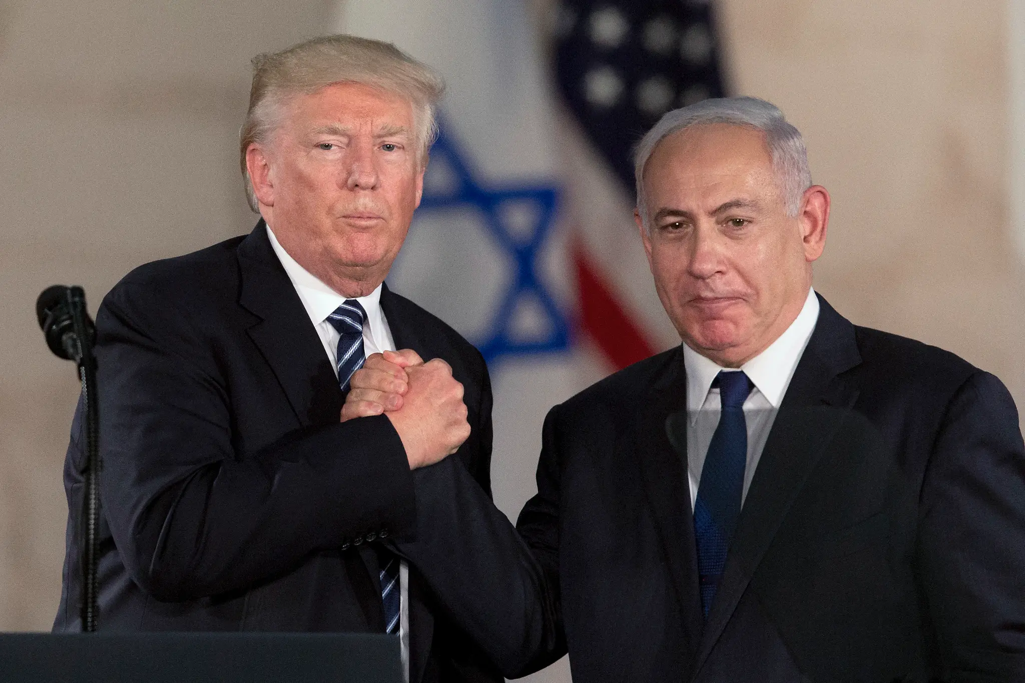 Na archívnej snímke americký prezident Donald Trump (vľavo) a izraelský premiér Benjamin Nentanjahu.