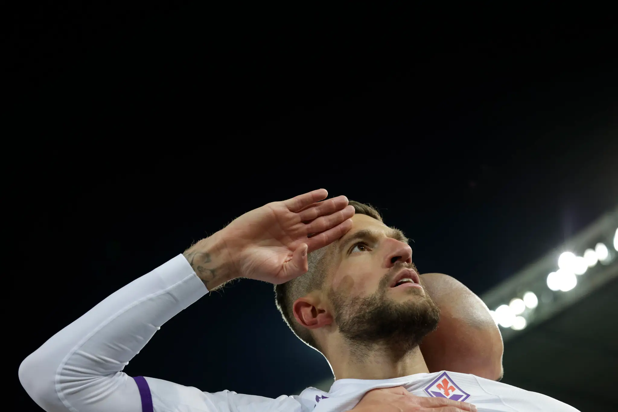 Futbalista Fiorentiny Cristiano Biraghi sa teší po strelení gólu v zápase 24. kola Serie A na pôde Hellasu Verona.