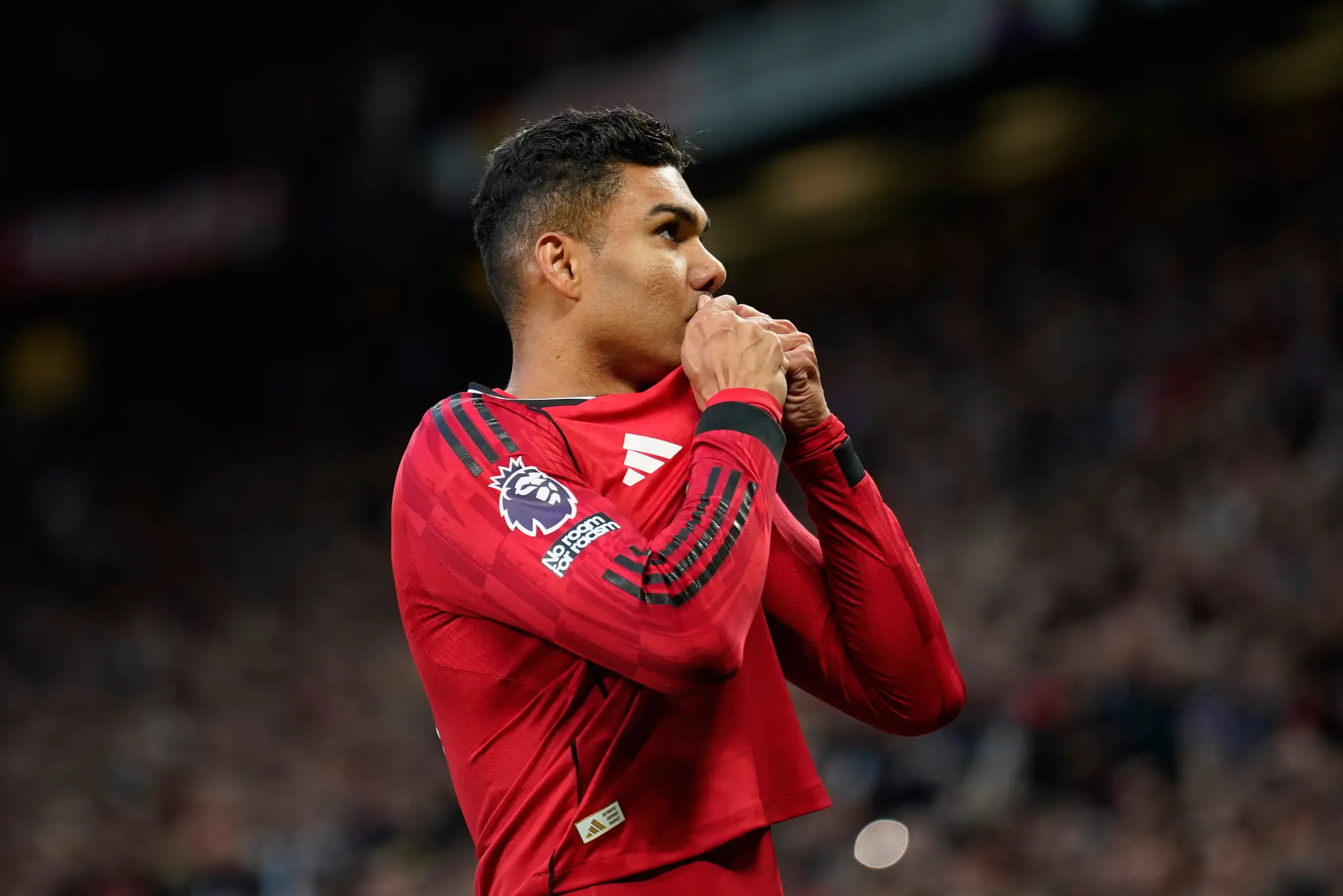 Na snímke hráč Manchesteru  Casemiro sa raduje po strelení gólu.