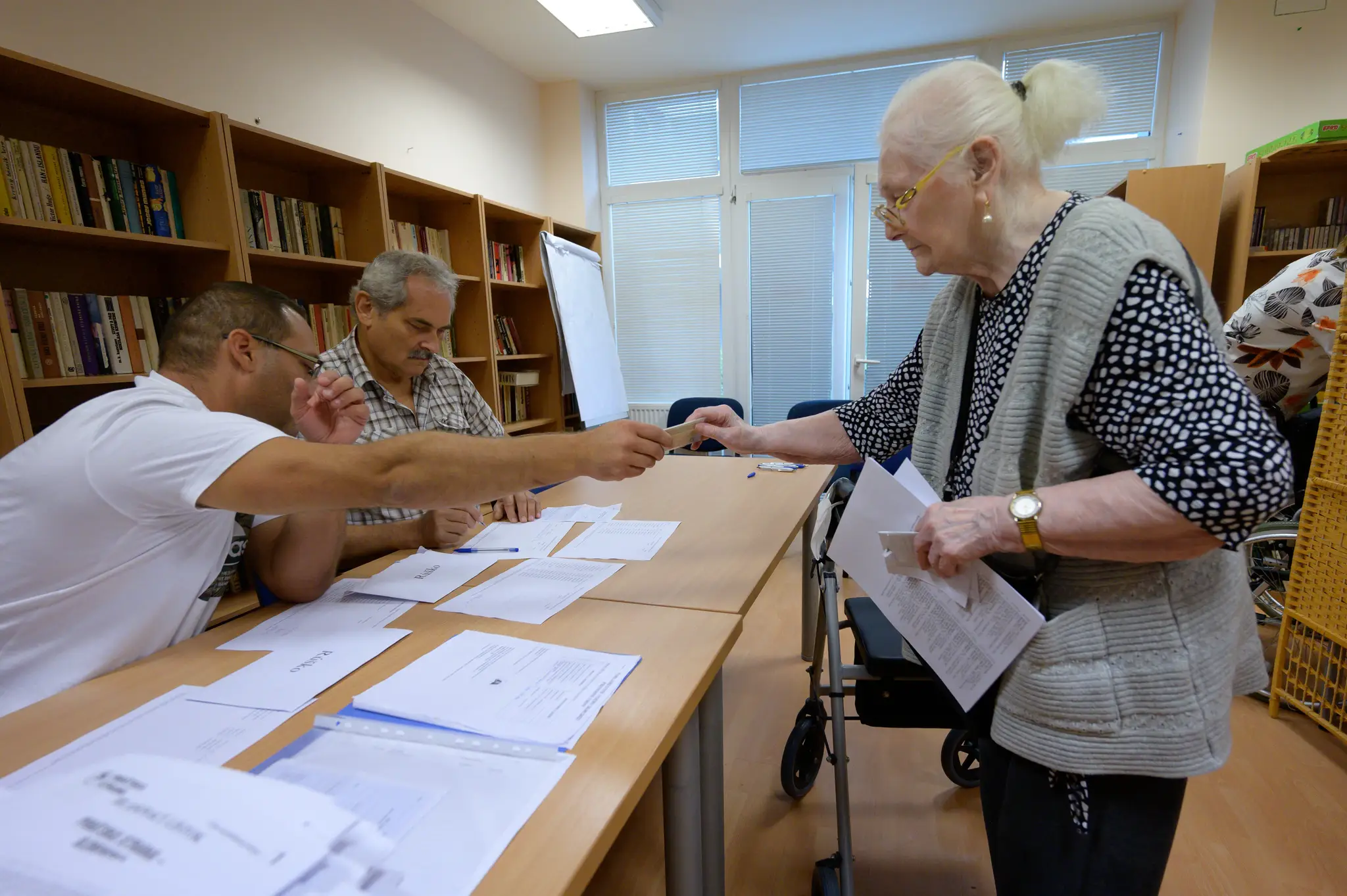 Volička vo volebnej miestnosti v Zariadení pre seniorov Zobor v Nitre.
