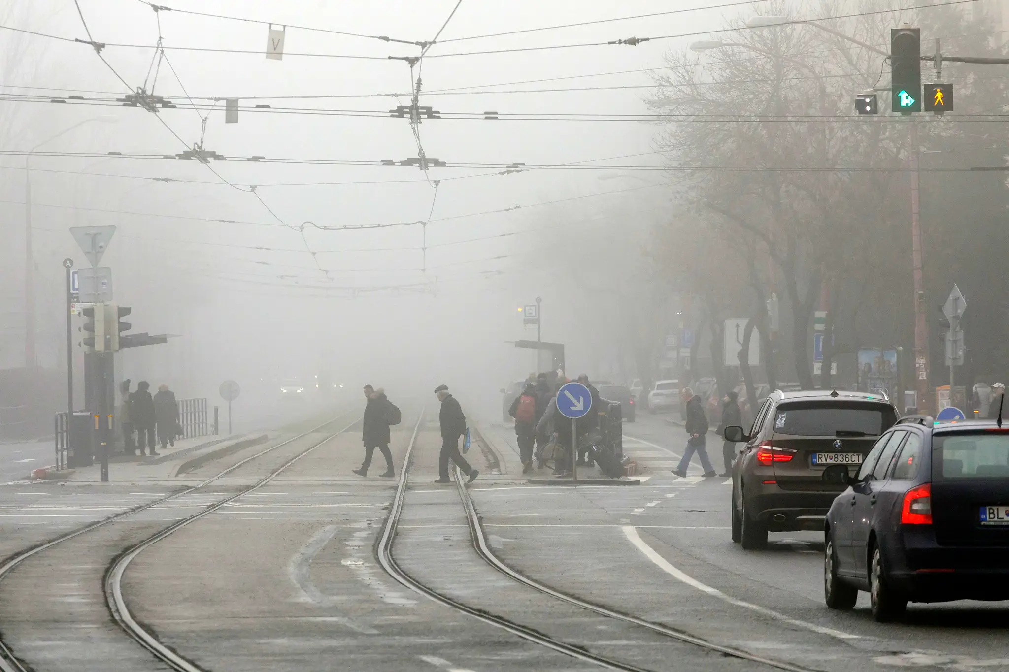 Na snímke hmla na Trnavskom mýte v Bratislave.