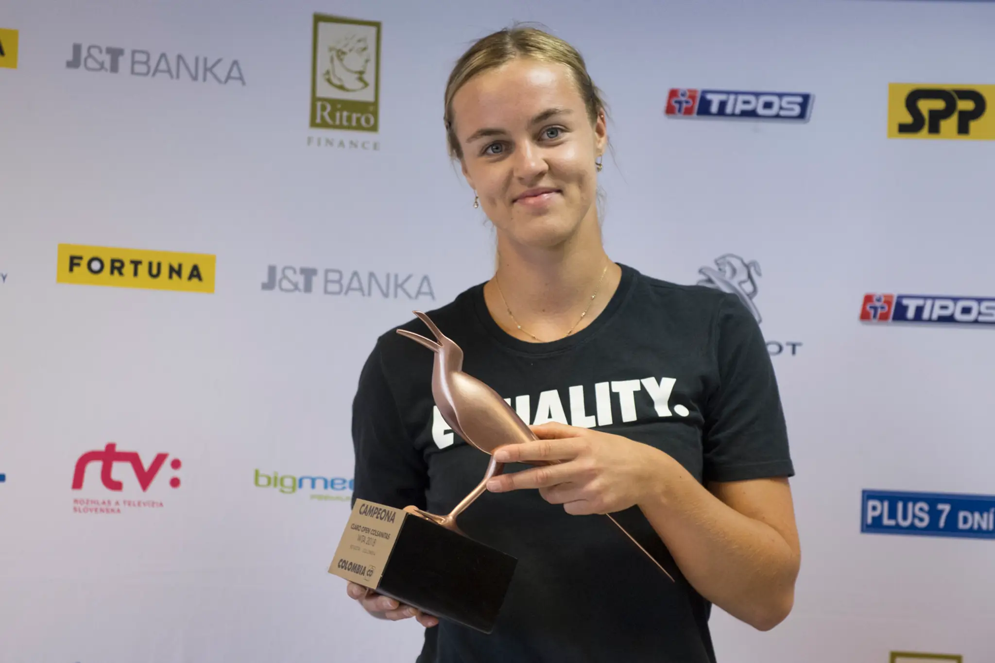Slovenská tenistka Anna Karolína Schmiedlová s trofejou po výhre na turnaji WTA v Bogote.