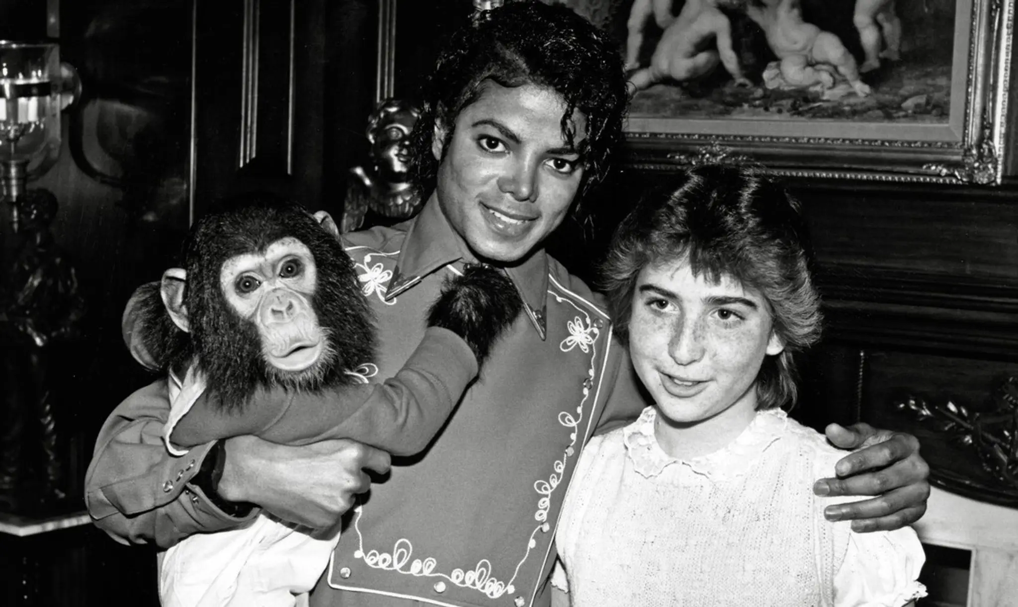 Na archívnej snímke z roku 1986 Michael Jackson s fanúšičkou a šimpanzom Bubblesom.