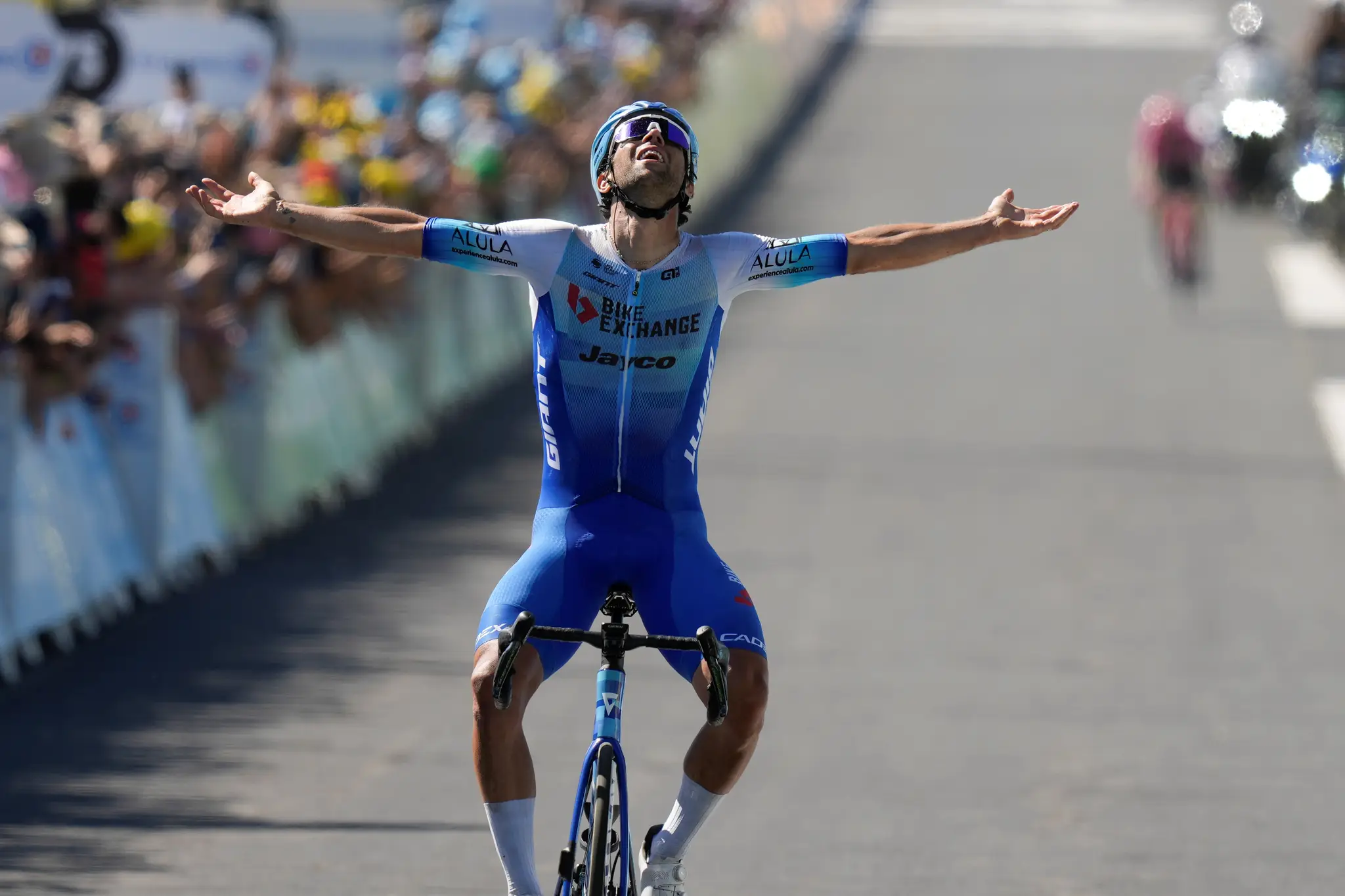 Austrálsky cyklista Michael Matthews zvíťazil v sobotnej etape Tour de France.