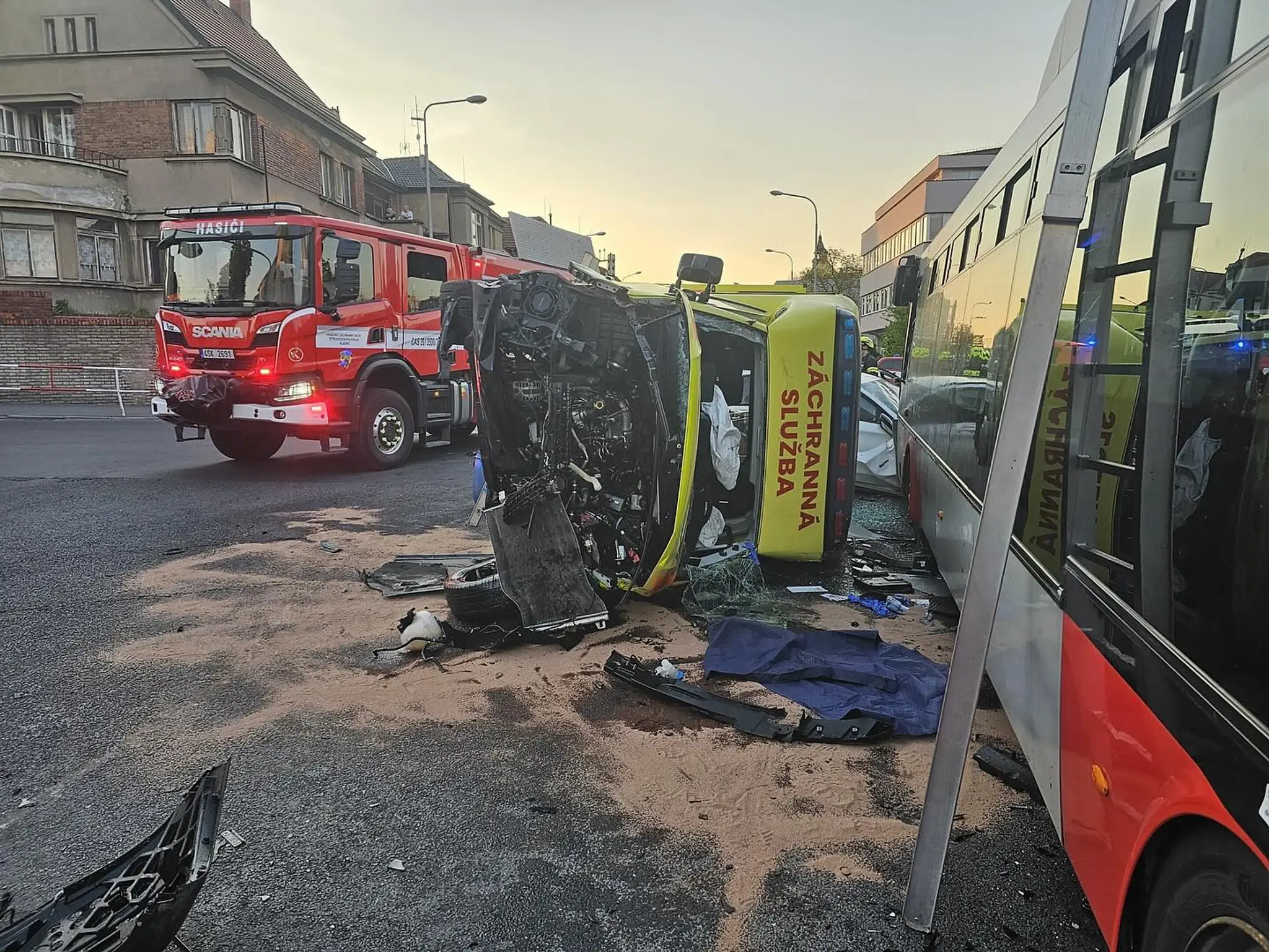 Zrážka sanitky autobusu a auta v Kladne.