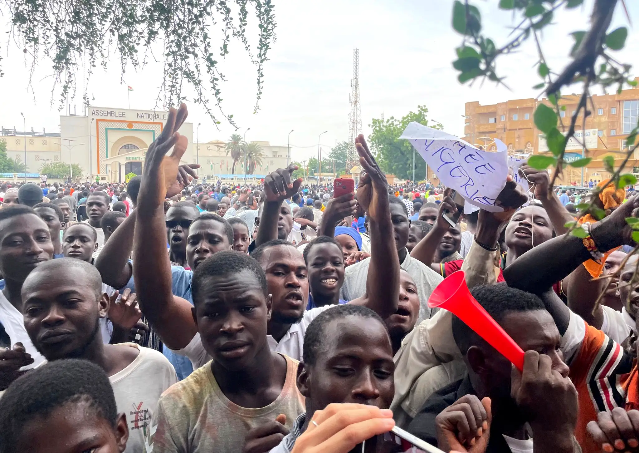 V Nigeri protestovali s ruskými vlajkami v rukách. 