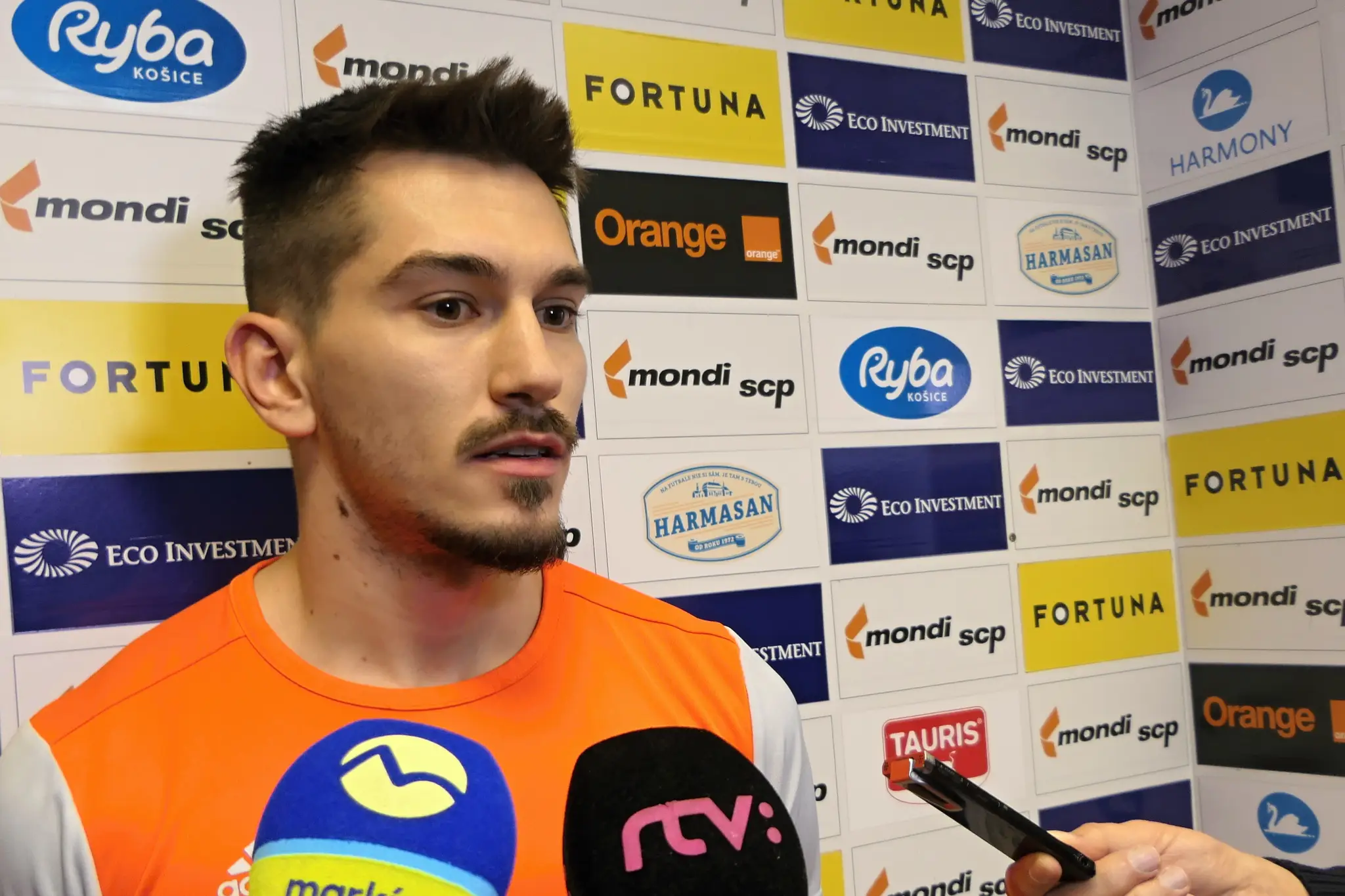 Samuel Šefčík odpovedá na otázky novinárov na brífingu počas štartu zimnej prípravy