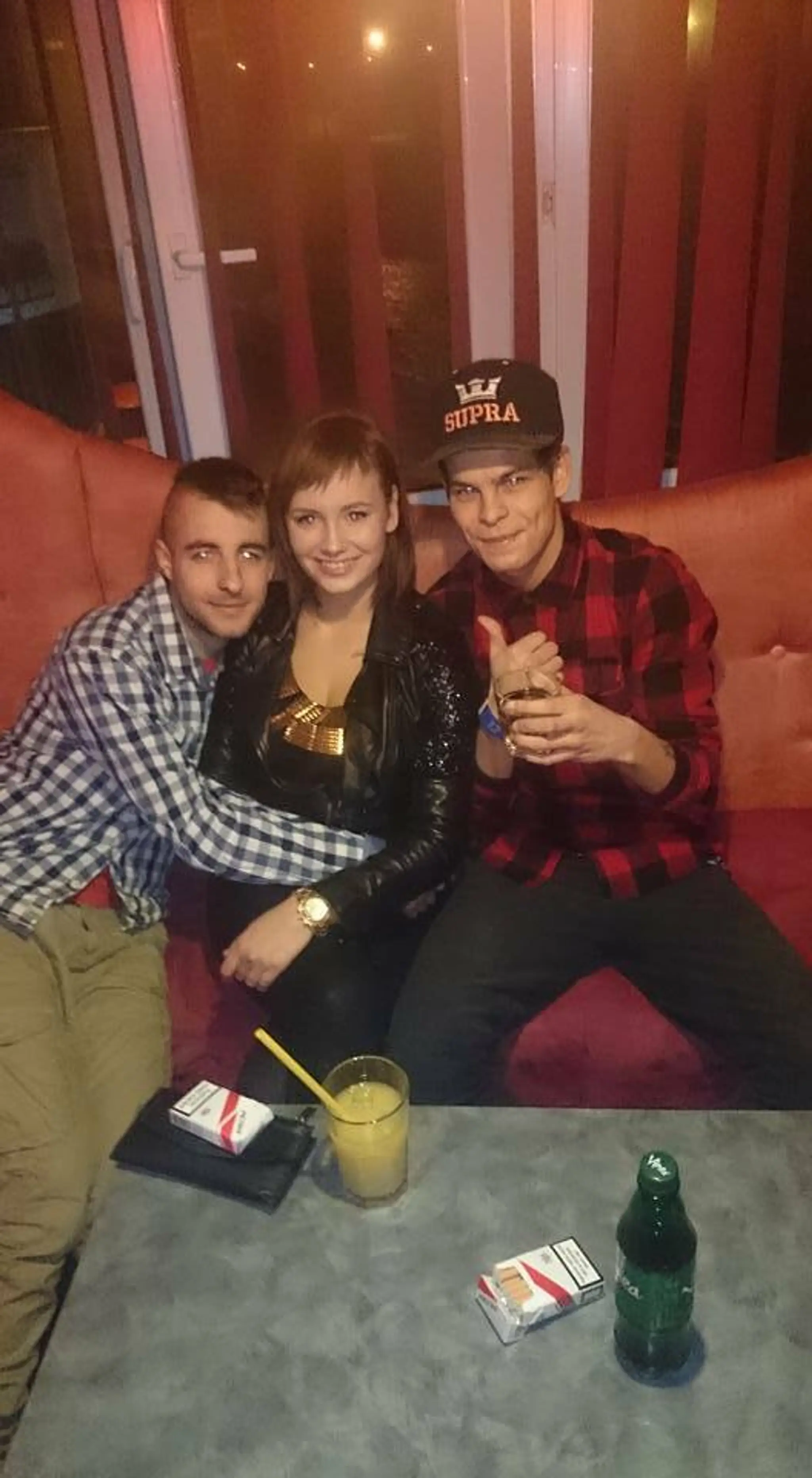 Nikola Ledecká s kamarátmi.