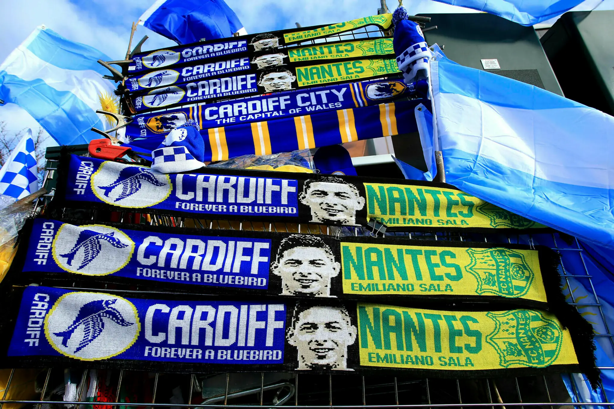 Kvety a plagát s podobiznňou Emiliana Salu pred štadiónom Cardiffu 12 dní po jeho zmiznutí.