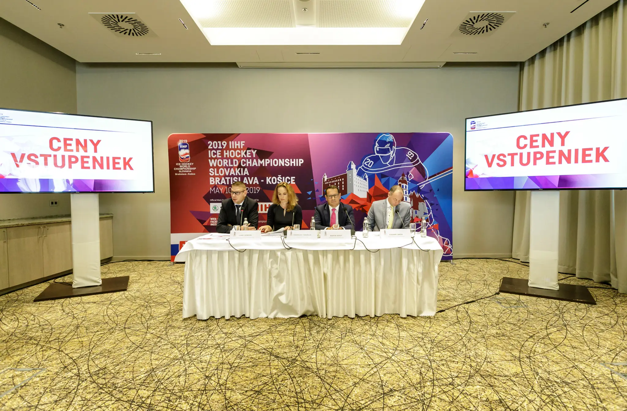 Zľava marketingový manažér MS 2019 Lukáš Donoval, zástupkyňa Ticketportalu Stanislava Šebeňová, prezident SZĽH Martin Kohút a ri