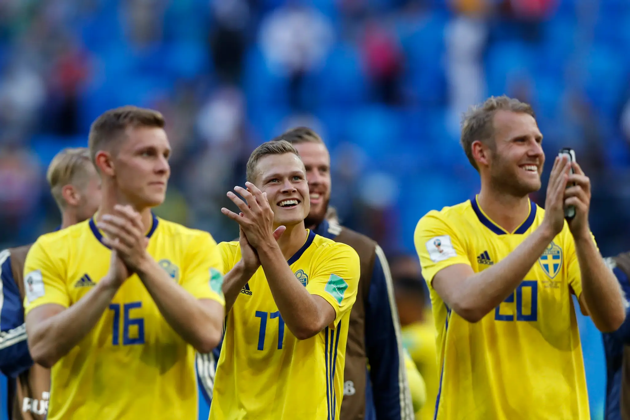 Švédski hráči po postupe do štvrťfinále MS 2018.