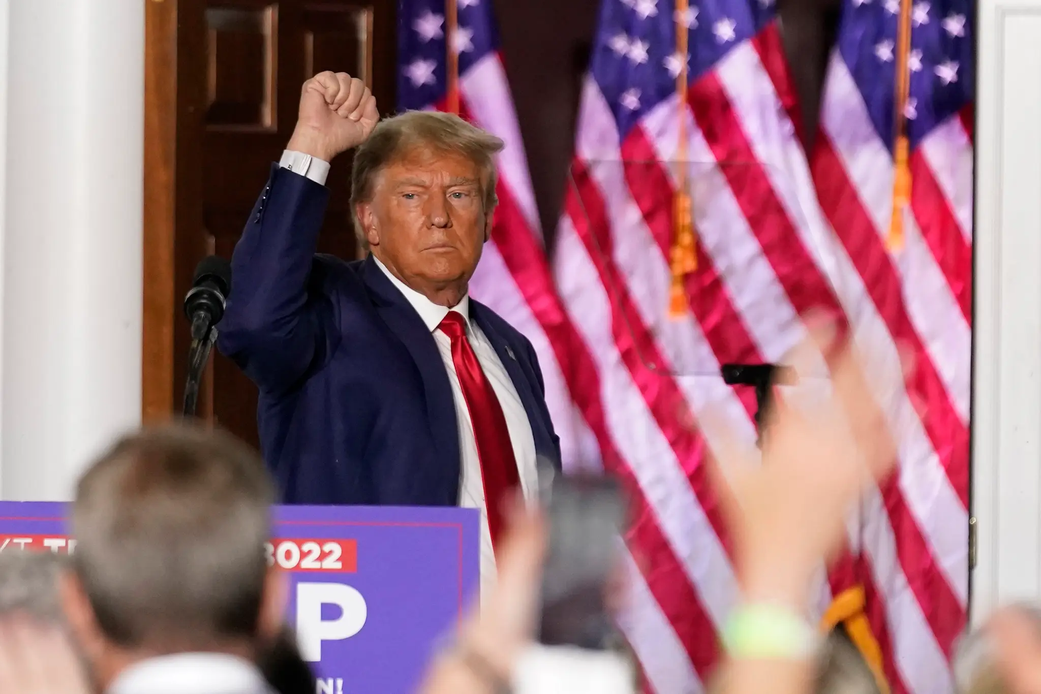 Bývalý americký prezident Donald Trump počas prejavu v meste Bedminster máva priaznivcom.