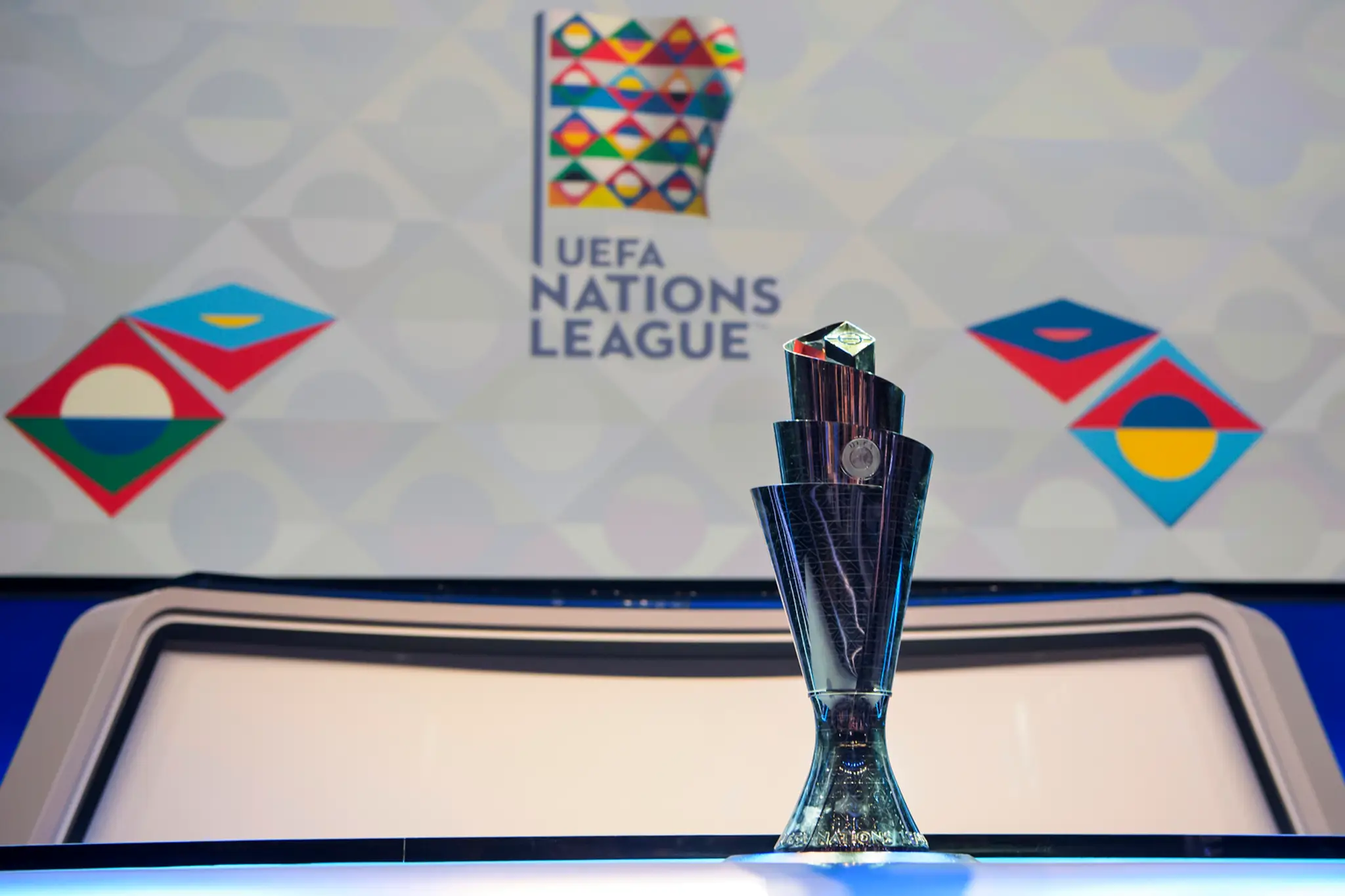 Na snímke pohárová  trofej pre víťaza počas žrebovania divízií novovytvorenej Ligy národov UEFA.